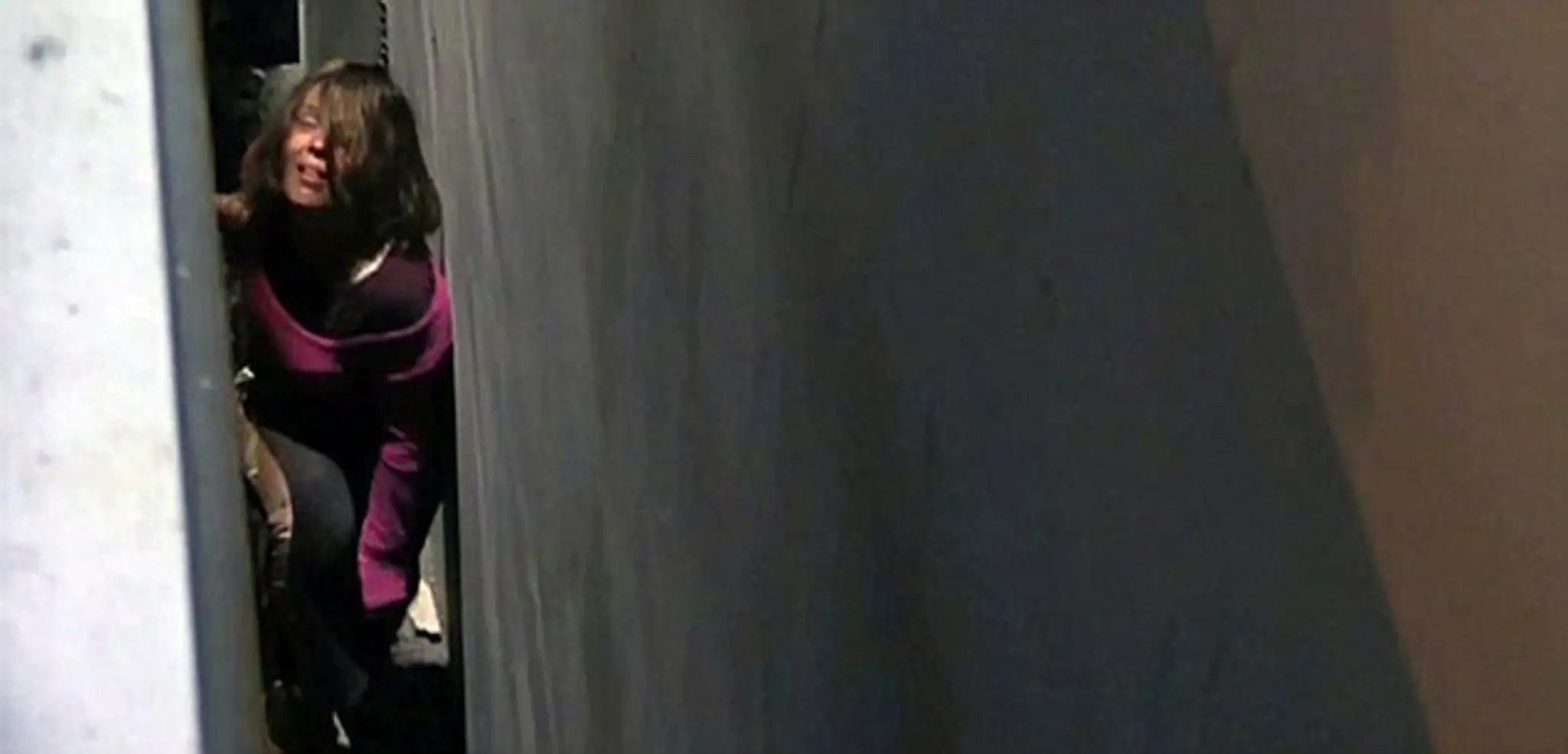 Žena bola zaseknutá medzi budovami vyše hodinu