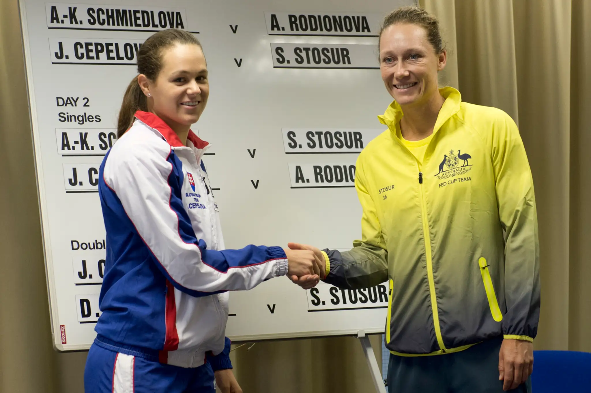 Hráčky druhej dvojhry Slovenka Jana Čepelová (vľavo) a Austrálčanka Samantha Stosurová (vpravo).