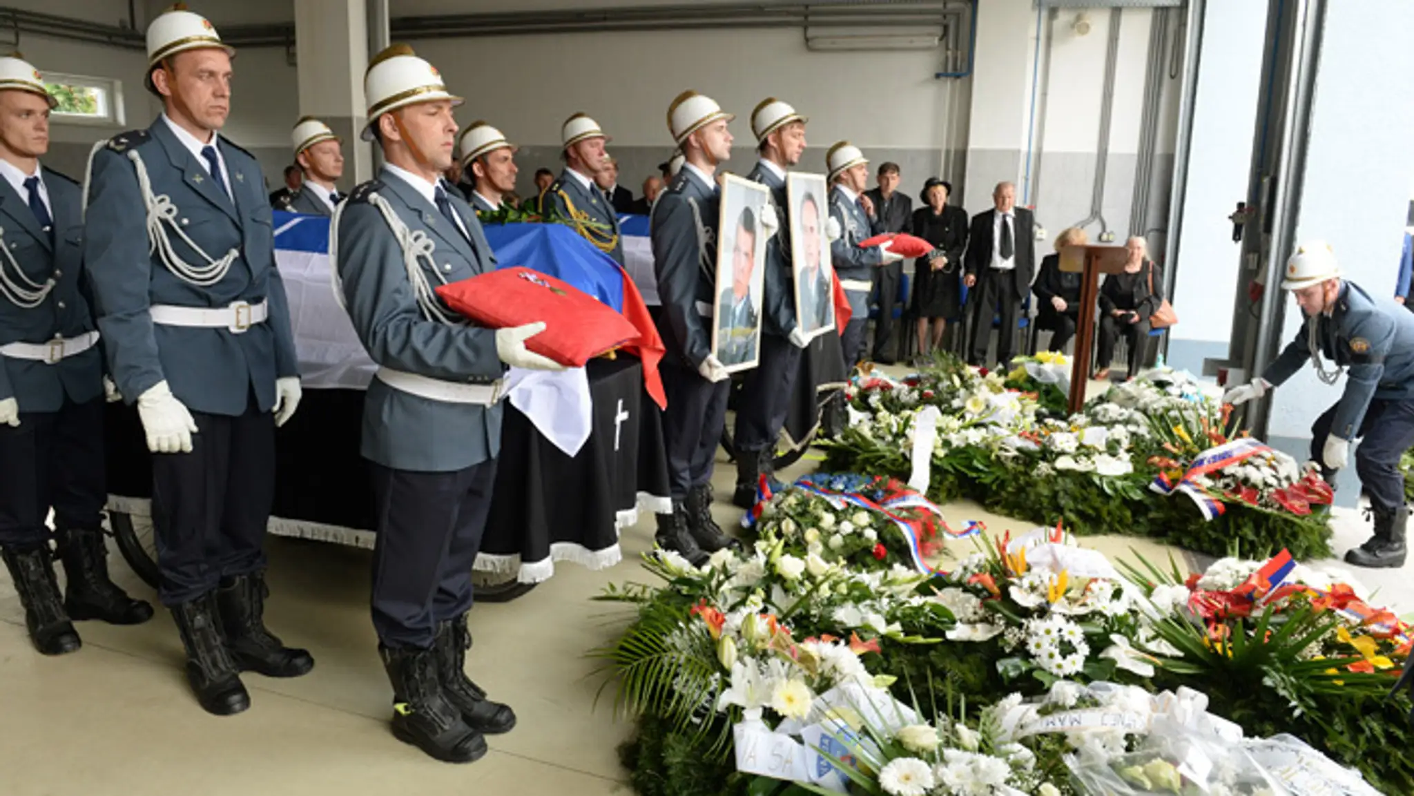 Posledná rozlúčka so zosnulými príslušníkmi OR HaZZ v Prešove Radoslavom Lackom (na fotografii vpravo) a Petrom Toďorom