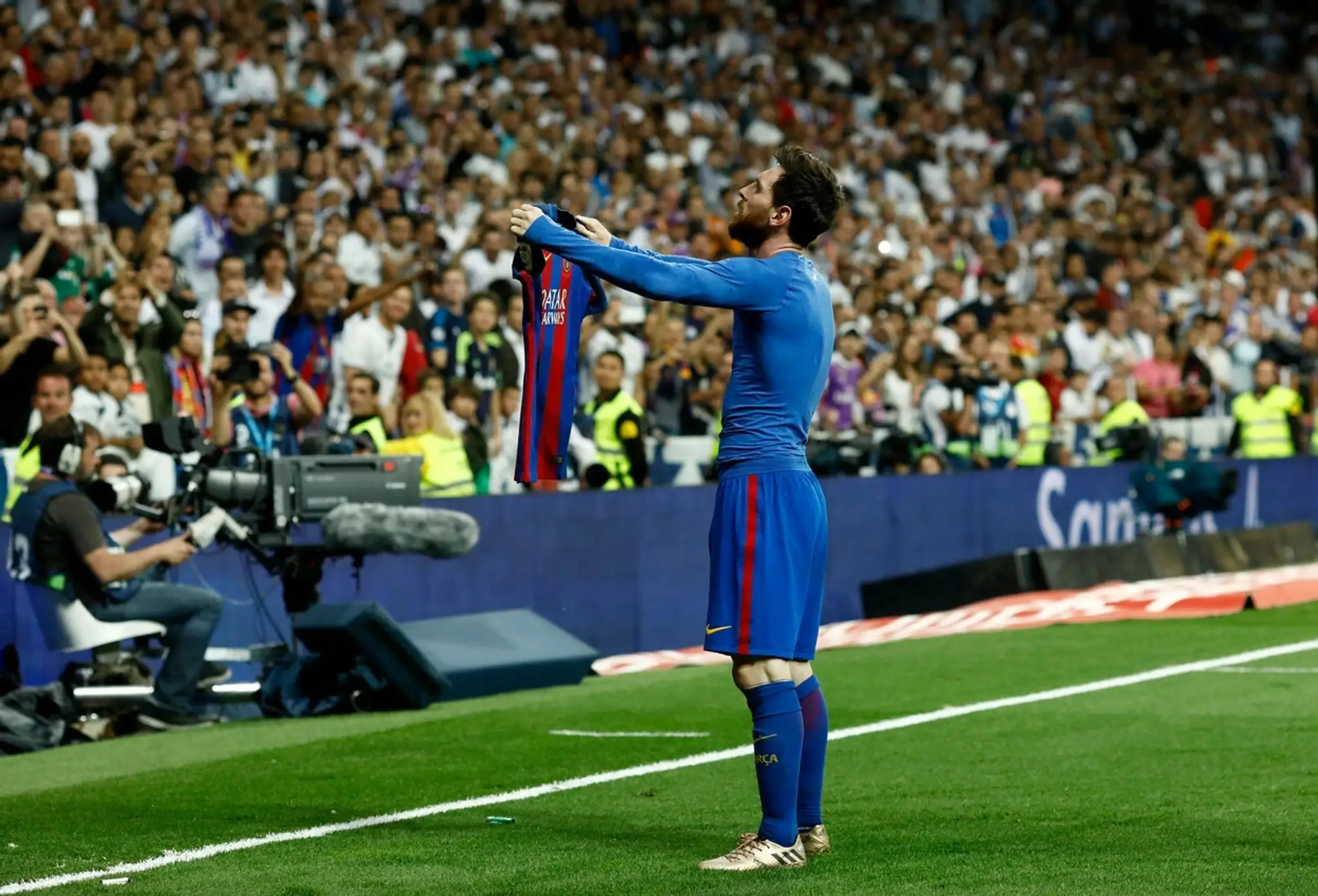 Messi oslavuje svoj 500. gól v drese Barcelony.