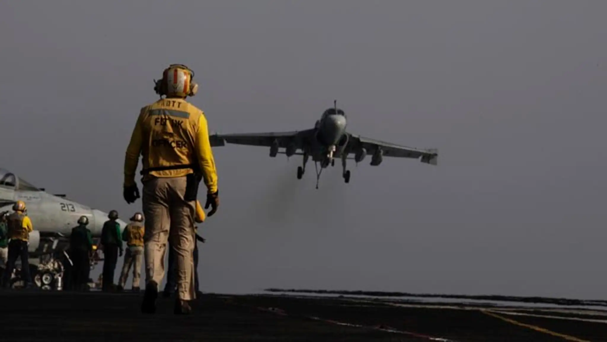 Americký stroj  EA-6B Prowler pristáva po splnení misie nad Irakom na lietadlovej lodi USS George H.W. Bush v Perzskom zálive
