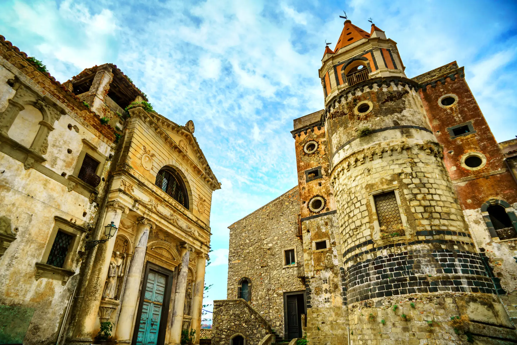 Kostol v Castiglione di Sicilia (vpravo).