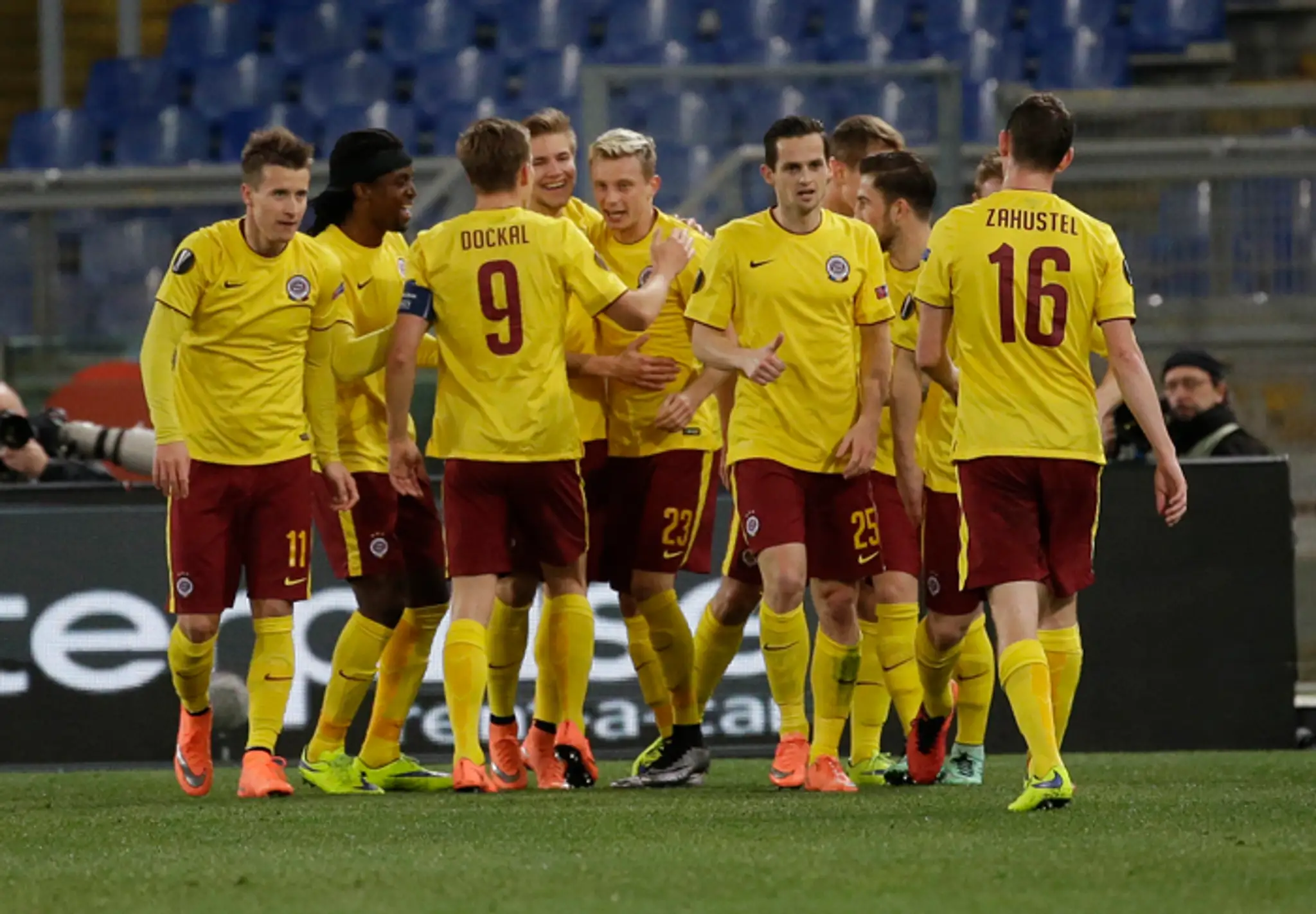 Hráč Sparty Ladislav Krejčí (č. 23) oslavuje so spoluhráčmi druhý gól v odvete EL UEFA proti Lazio Rím.