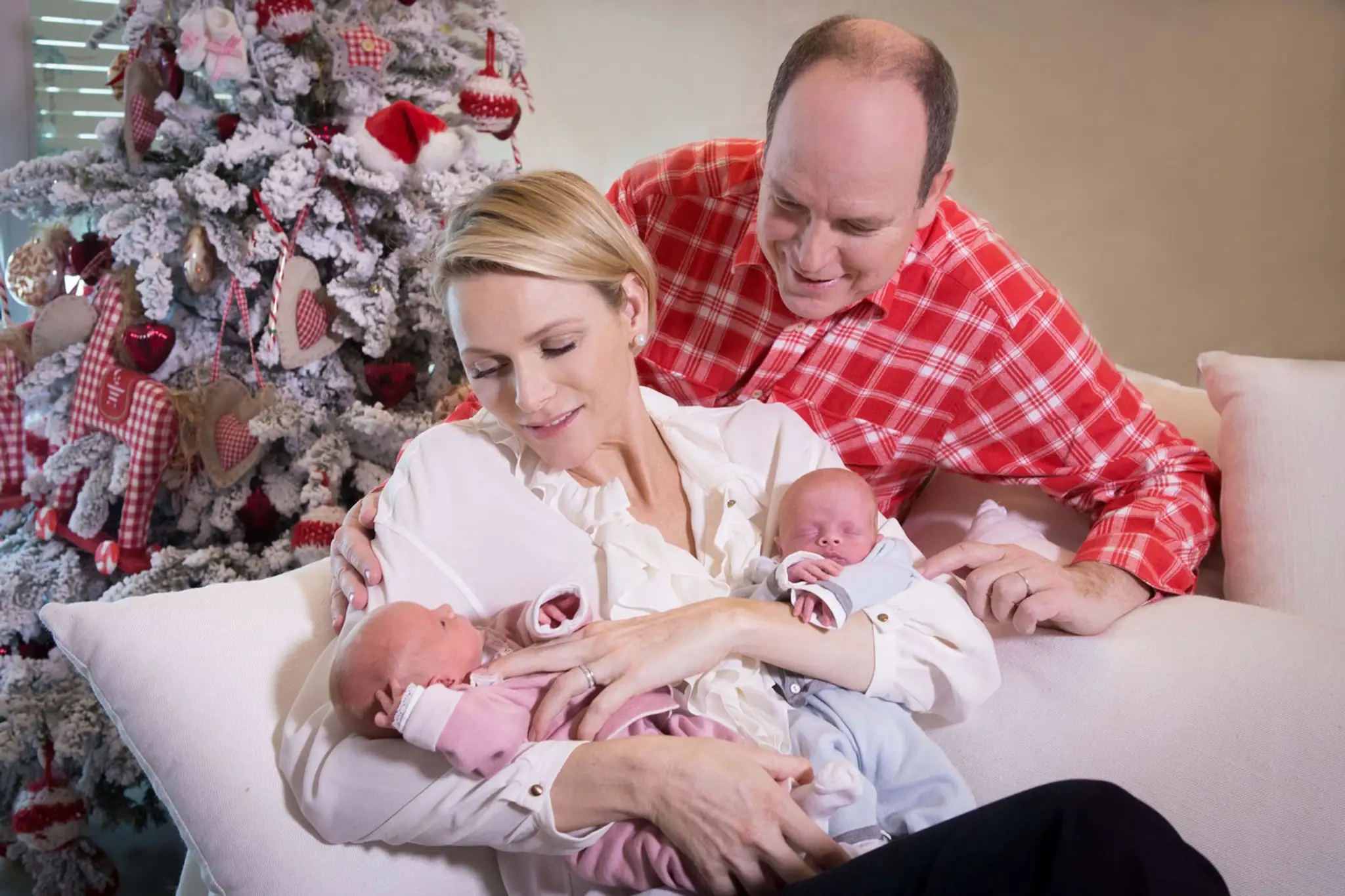 Princ Albert a princezná Charlene ukázali prvé fotografie dvojčat Jacquesa a Gabrielly. 24. decembra