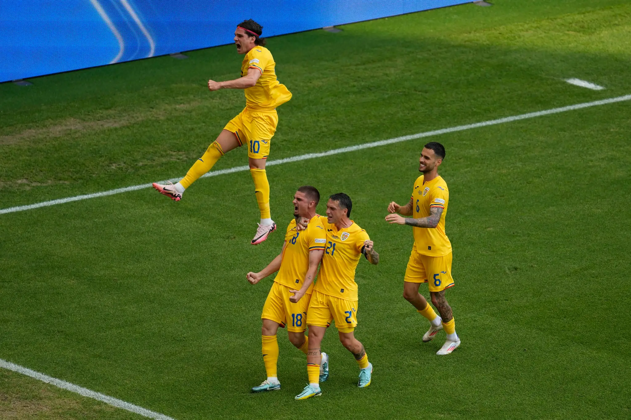 Rumunská radosť po góle proti Slovensku na ME 2024.