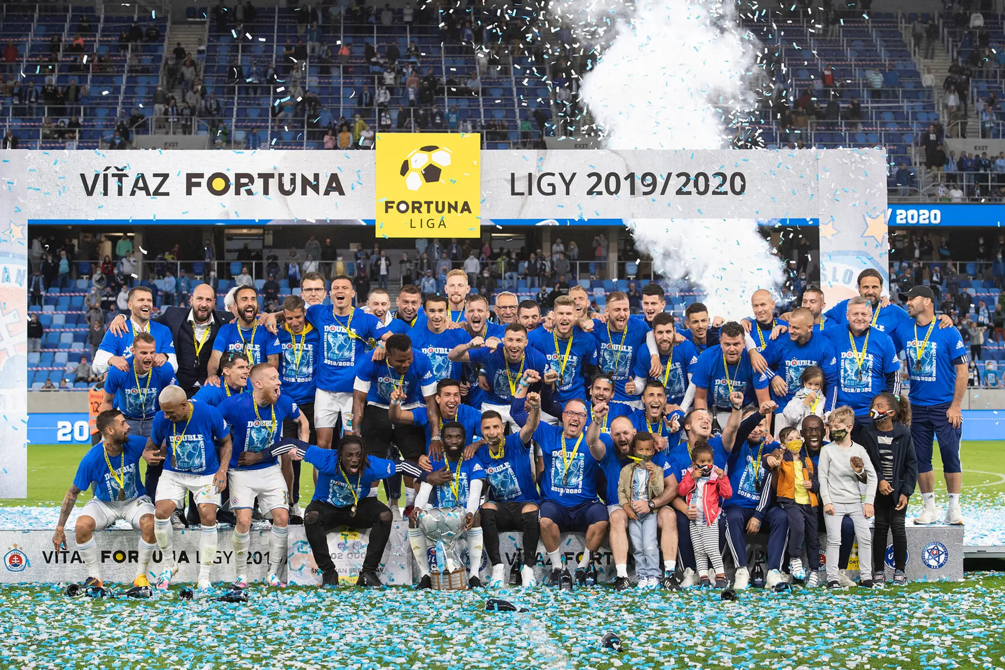 Sklamaní futbalisti Chelsea odchádzajú z ihriska po spackanom zápase.