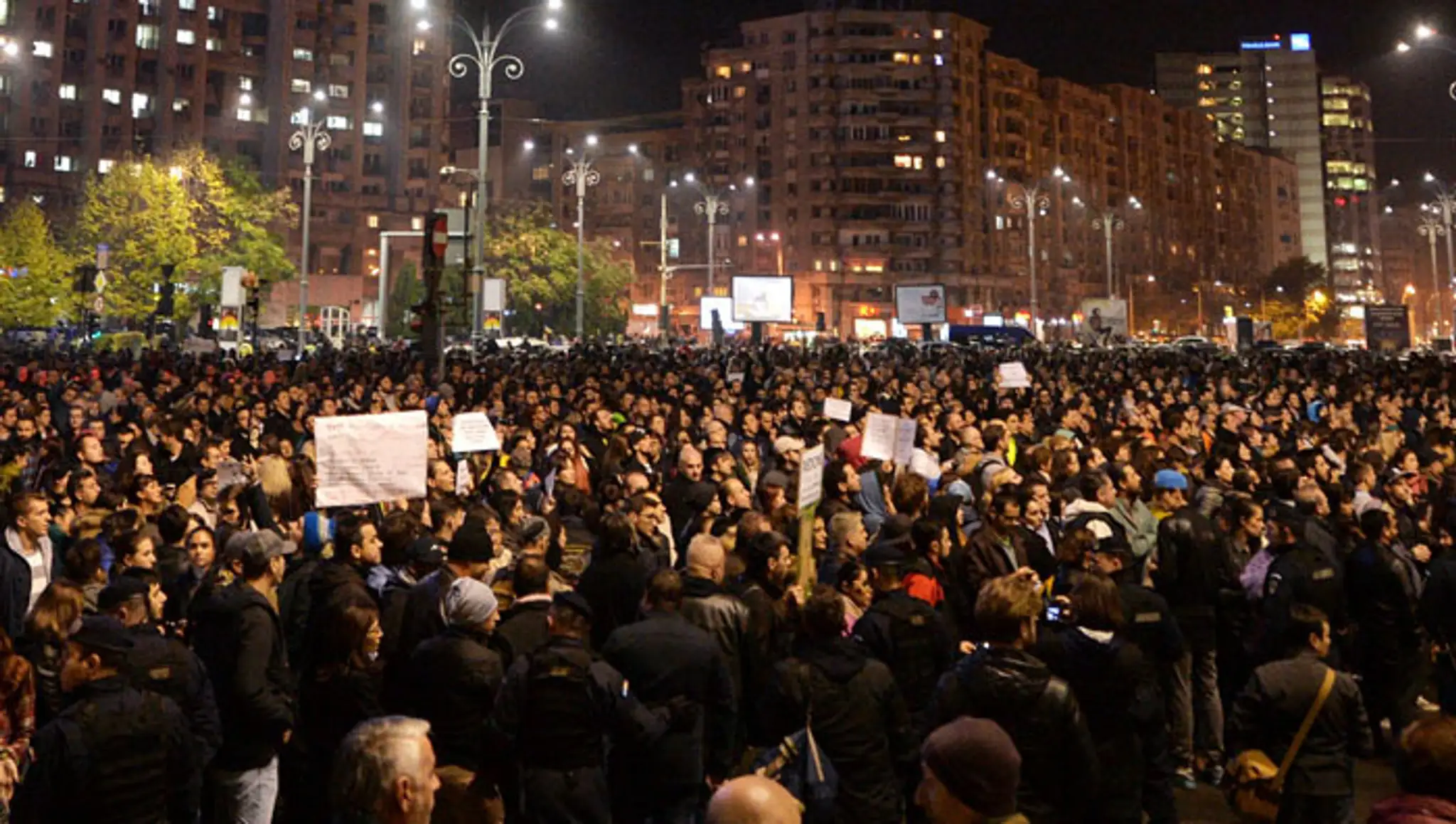 Ľudia protestovali v Bukurešti proti endemickej korupcii a vyzývali vládu na odstúpenie. 
