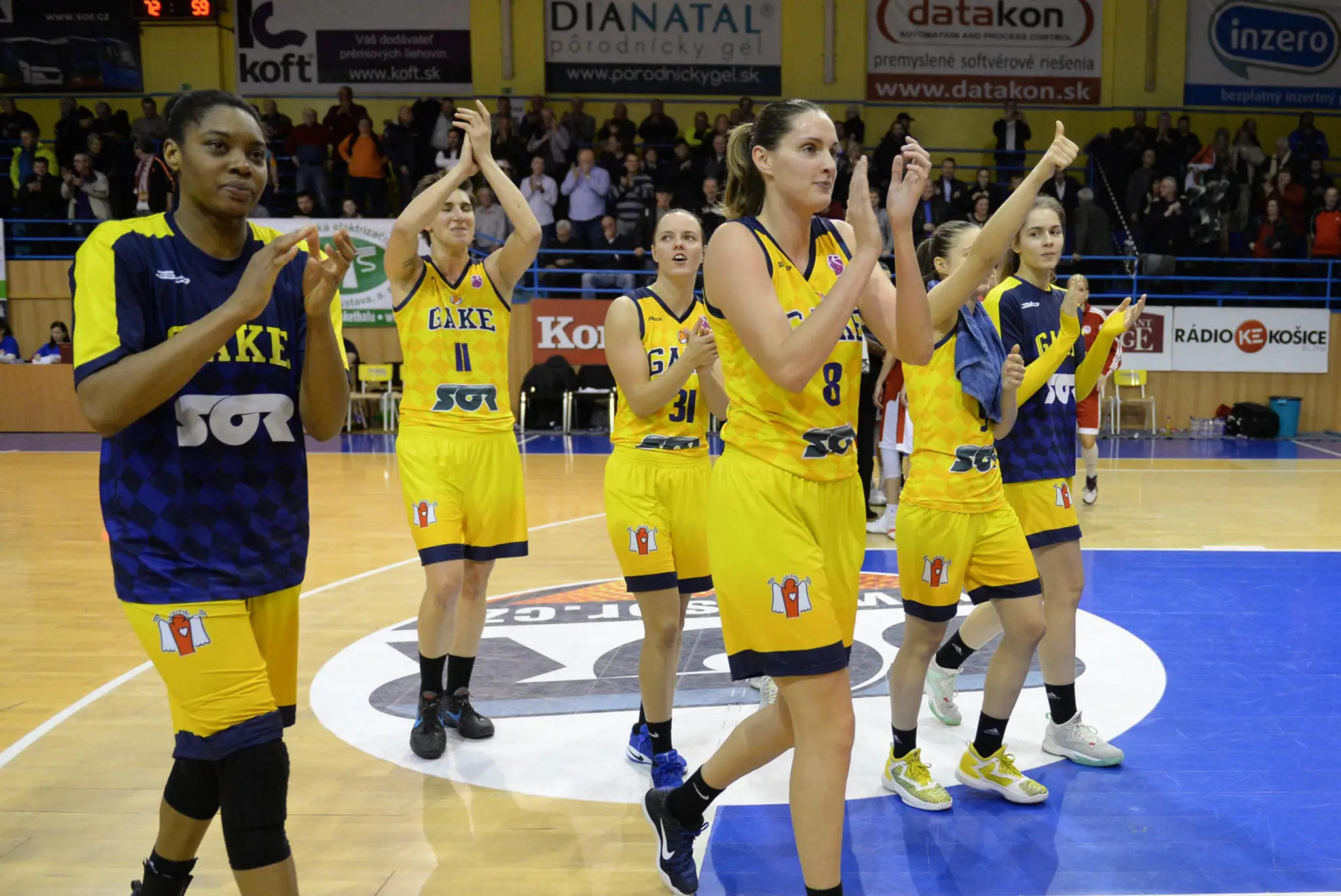Radosť hráčiek Košíc po víťazstve v zápase Európskeho pohára FIBA v basketbale žien medzi Good Angels Košice a olympiakosom Pir