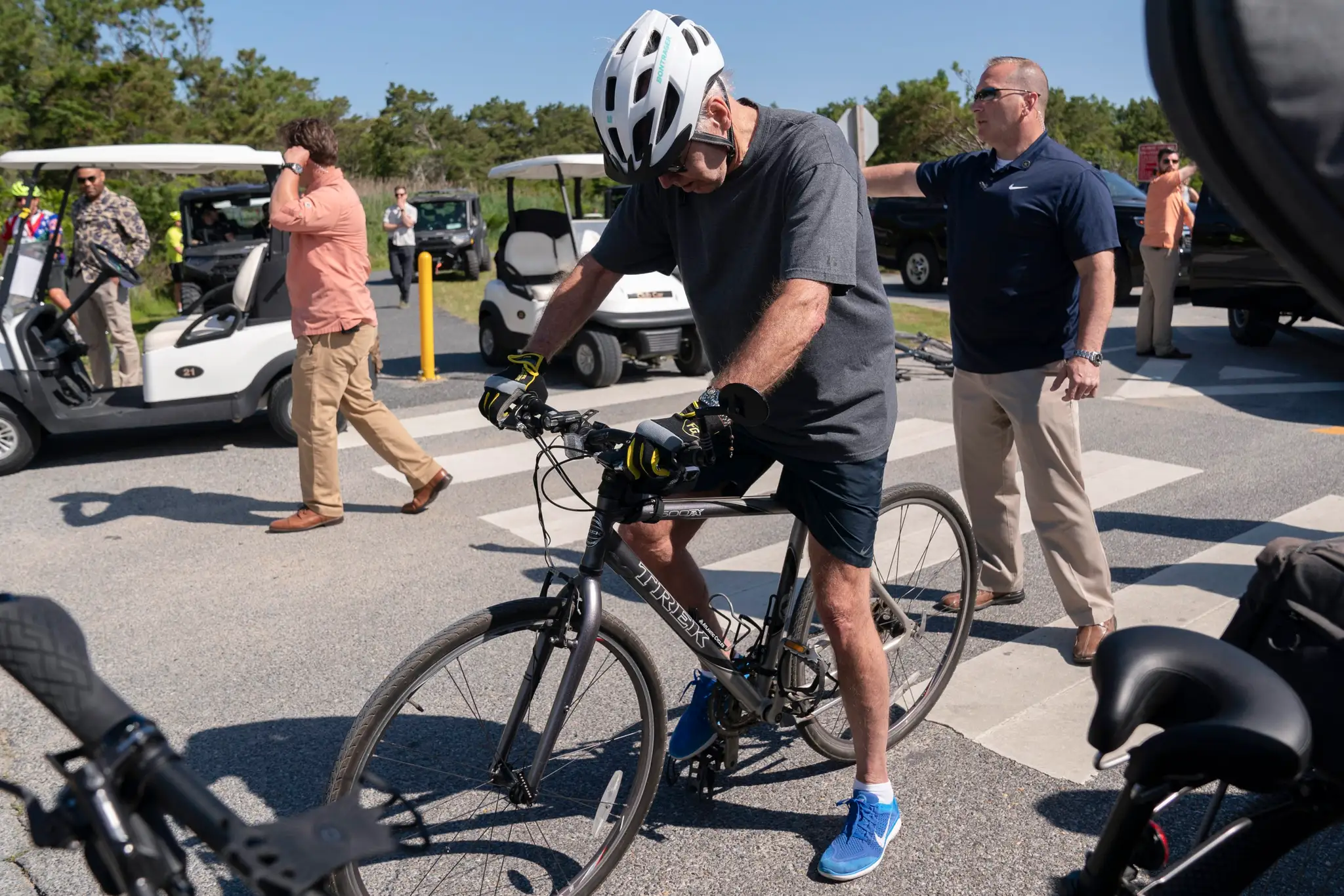 Joe Biden sa po páde postavil späť na bicykel.