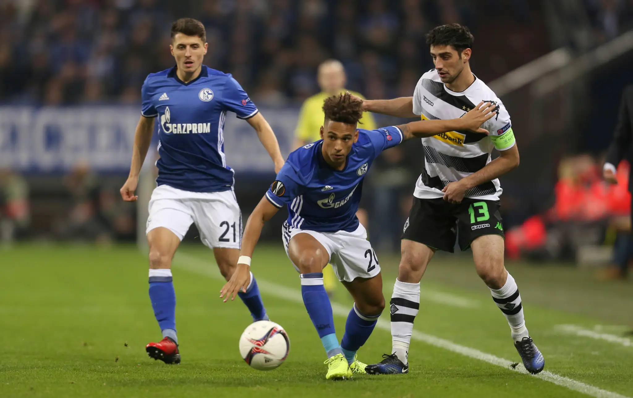 Alessandro Schopf (vľavo) a Thilo Kehrer zo Schalke bojujú o loptu s Larsom Stindlom z Mönchengladbachu v osemfinále EL.