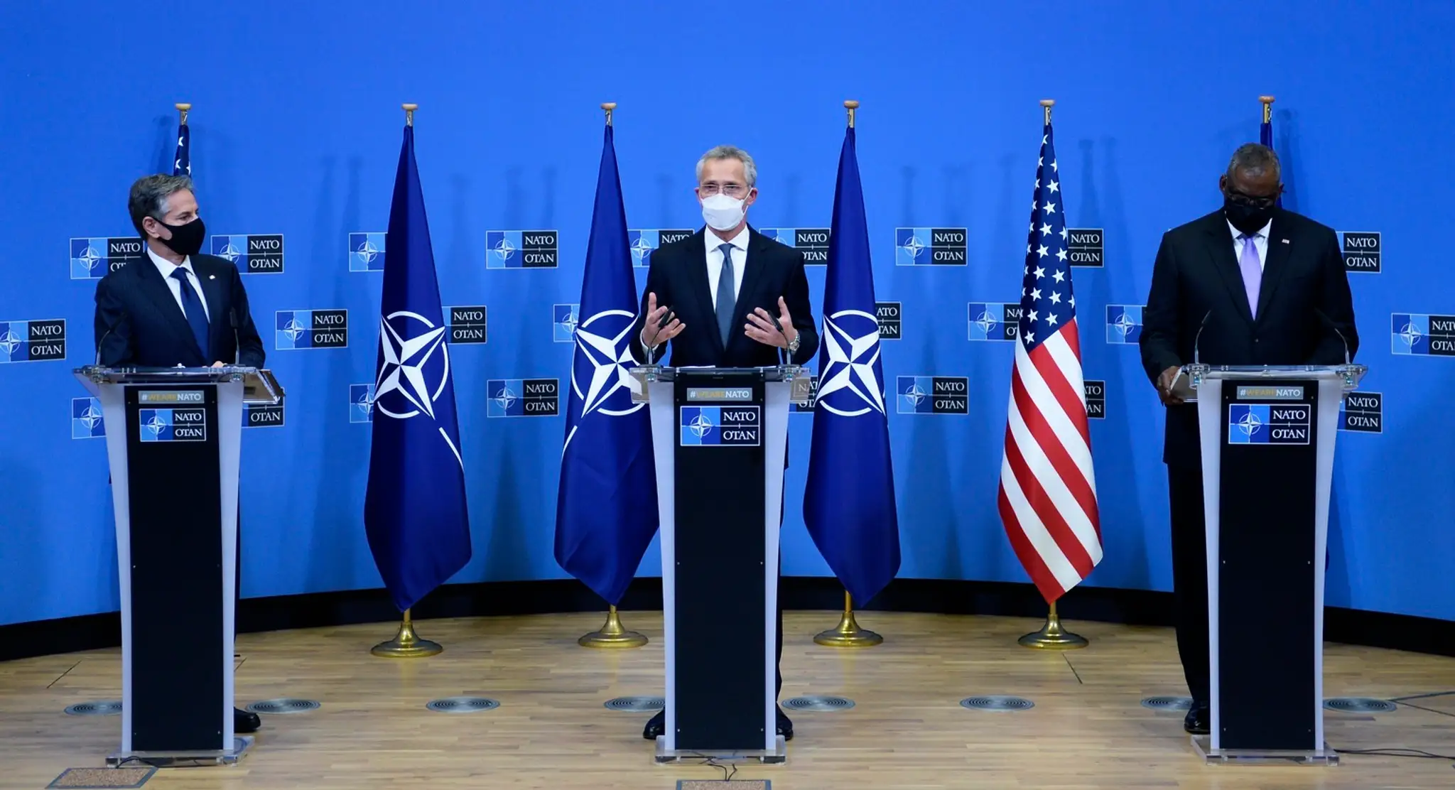 Americký minister zahraničných vecí Antony Blinken, generálny tajomník NATO Jens Stoltenberg a minister obrany USA Lloyd Austin.