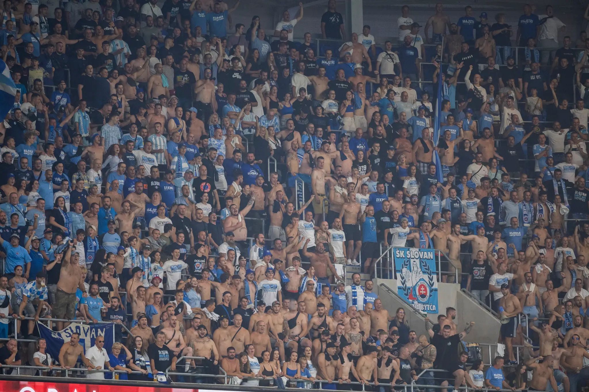 Fanúšikovia Slovana na štadióne v odvete play off Európskej konferenčnej ligy proti Zrinjski Mostar.