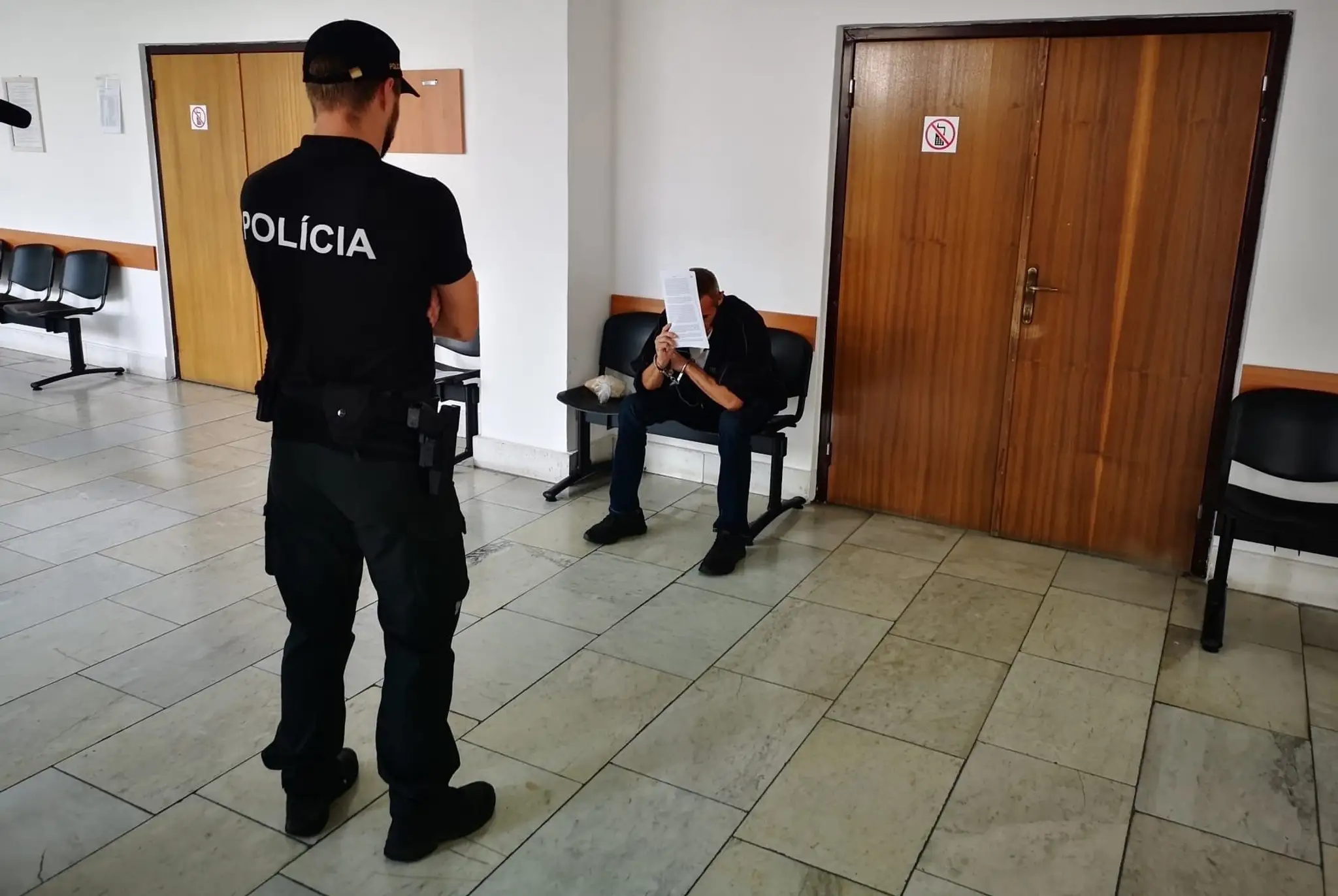 Muž naháňal svoju partnerku s tĺčikom na mäso. 