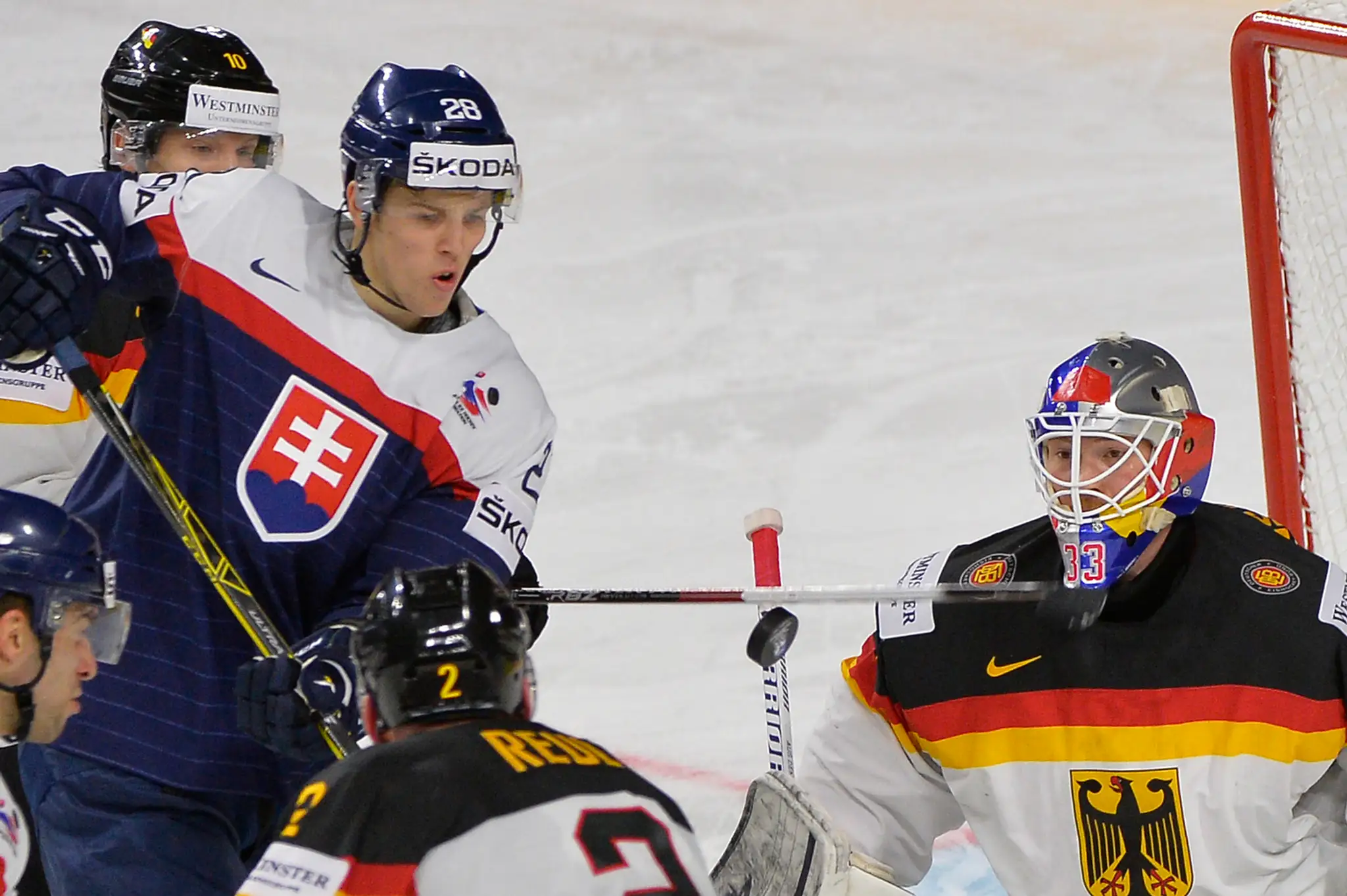 Martin Gernát (vľavo) pred nemeckým gólmanom Dannym Aus den Birkenom v zápase MS 2017.
