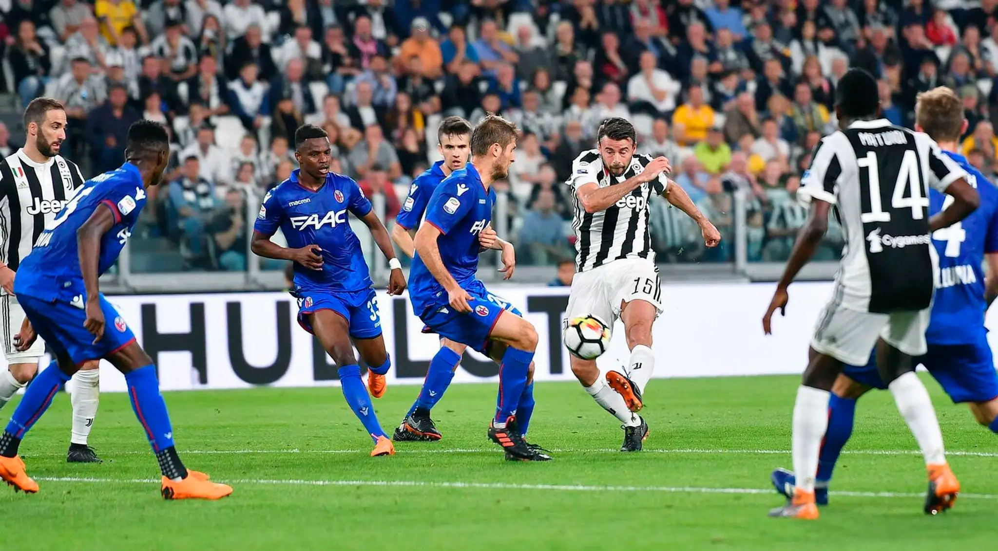 Andre Barzagli (Juventus) striela v zápase s Bolognou.