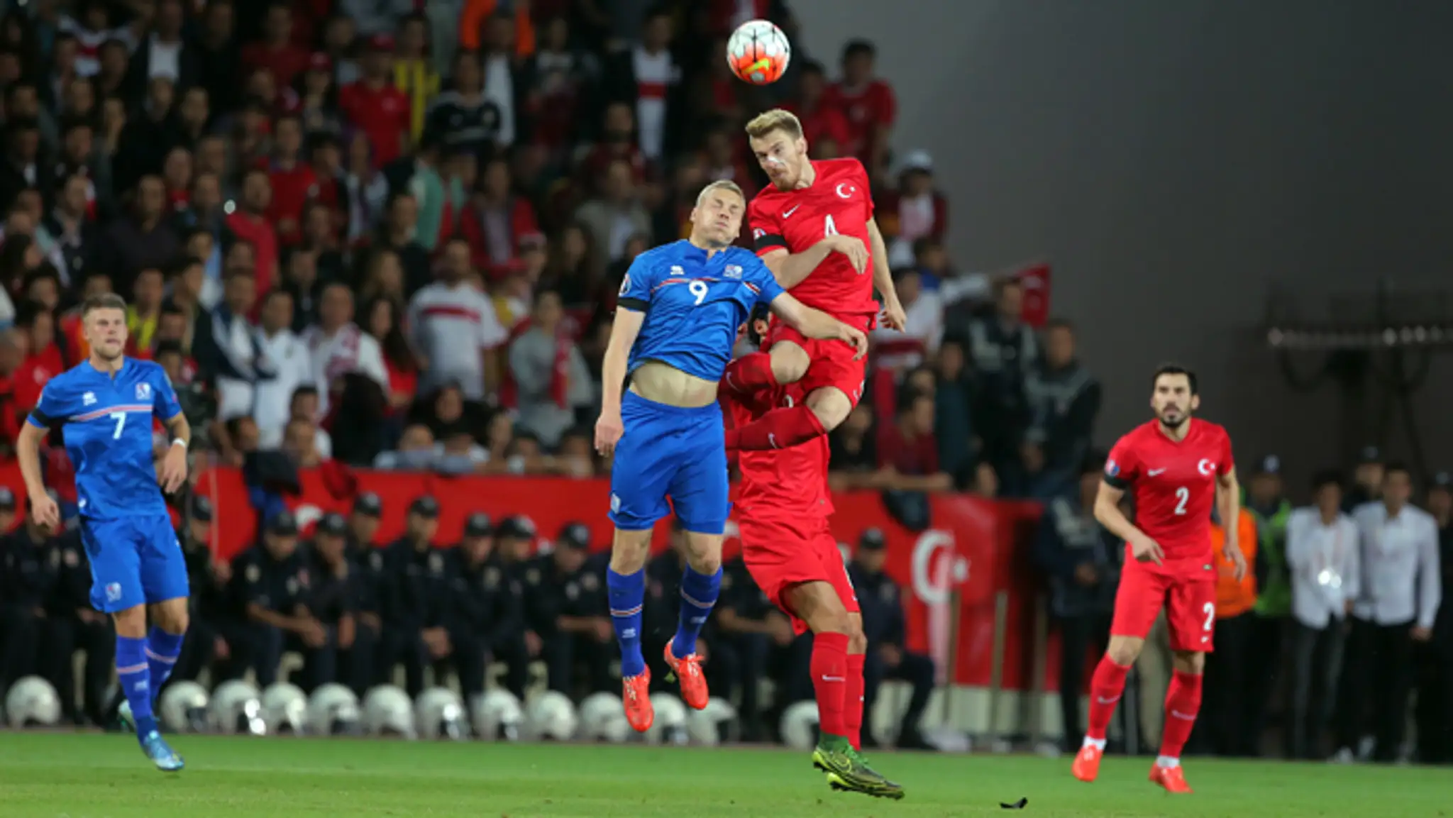 Islandský hráč Kolbeinn Sigthórsson (vľavo) a turecký hráč Serdar Aziz v kvalifikácii EURO 2016.