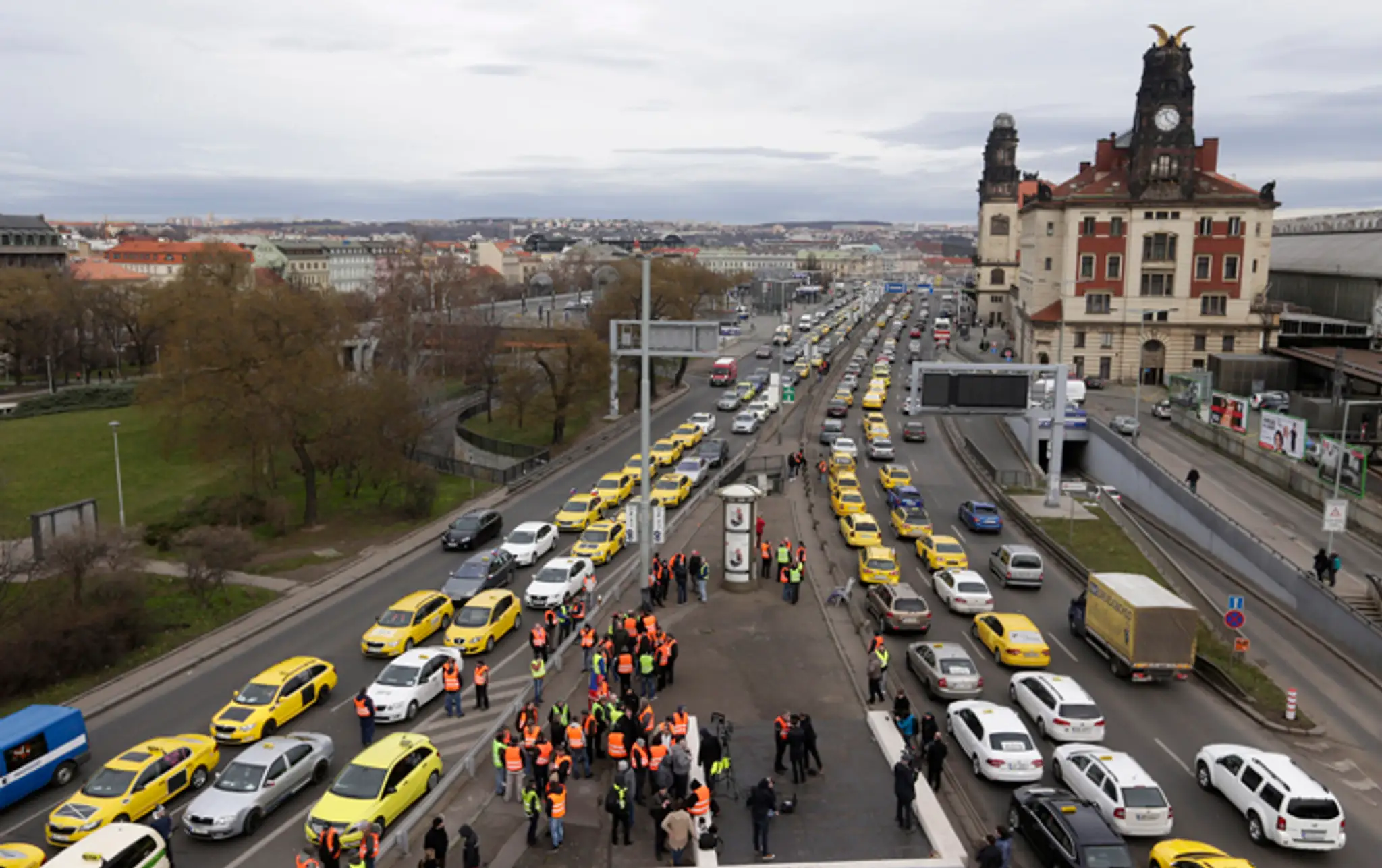 Časť pražských taxikárov zablokovala dnes tamojšiu magistrálu.