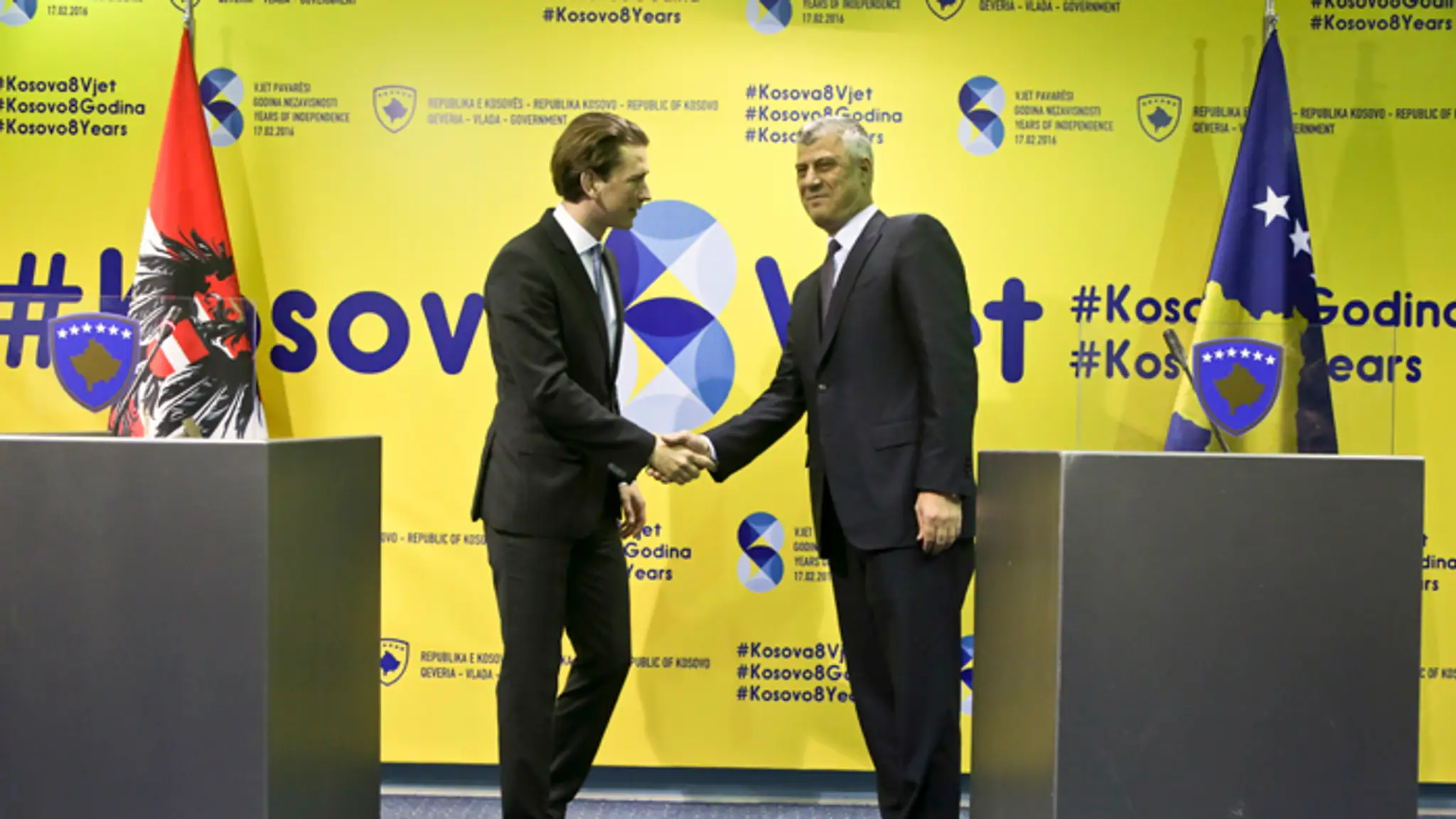 Rakúsky šéf diplomacie Sebastian Kurz a kosovský prezident Hashim Thači.