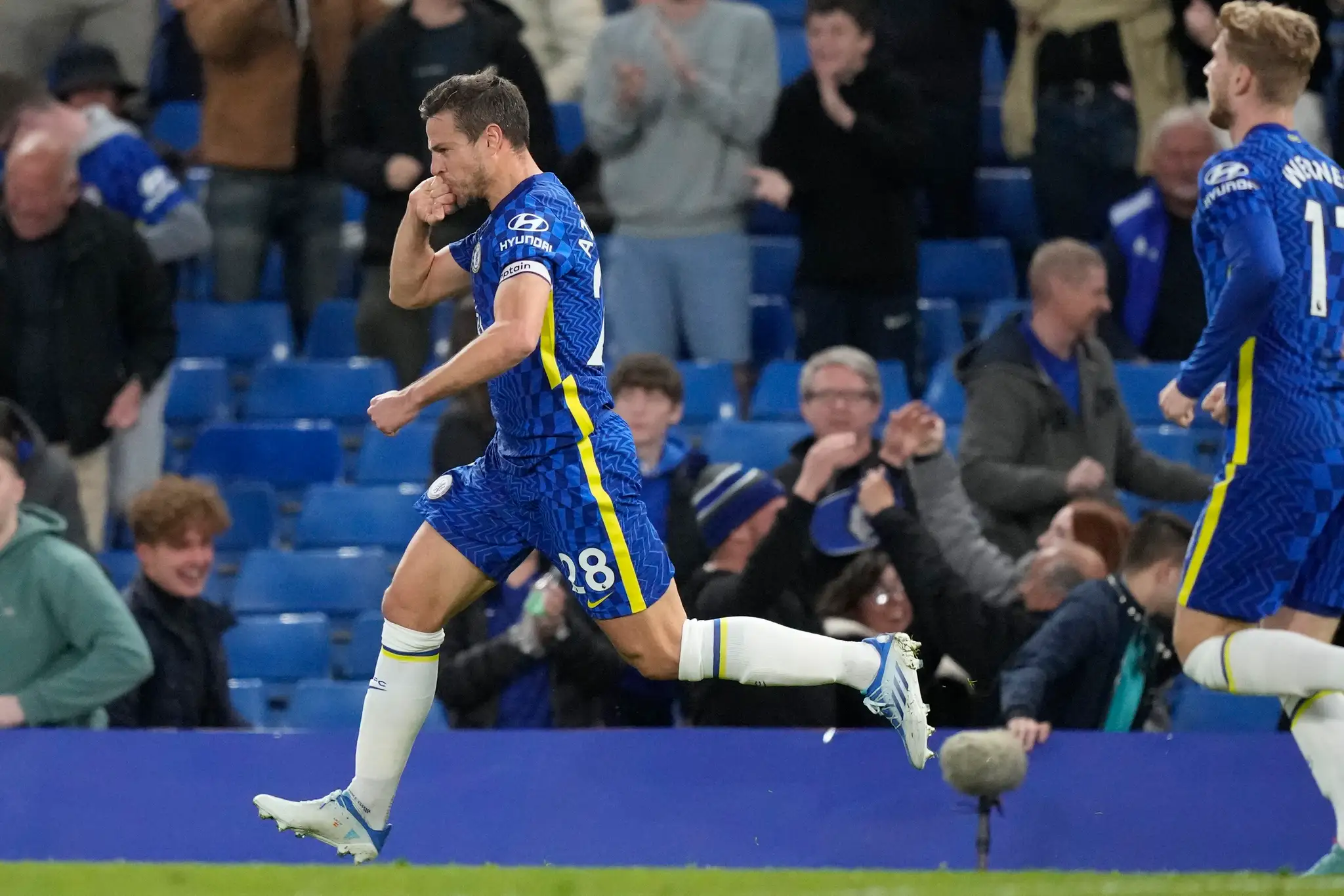 Cesar Azpilicueta z Chelsea Londýn sa teší z gólu.
