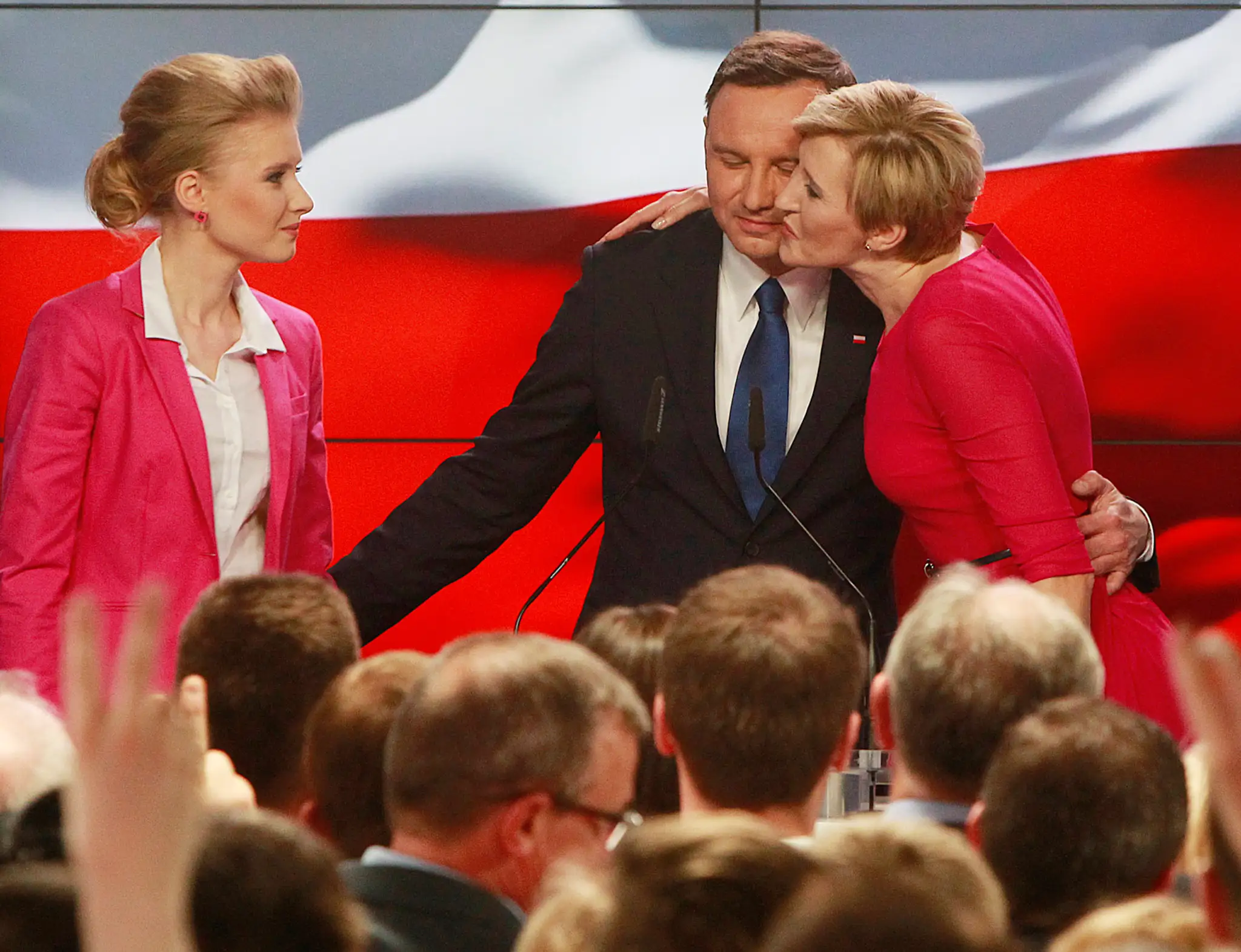 Kandidát opozičnej strany Právo a spravodlivosť Andrzej Duda dostáva bozk od manželky Agaty.