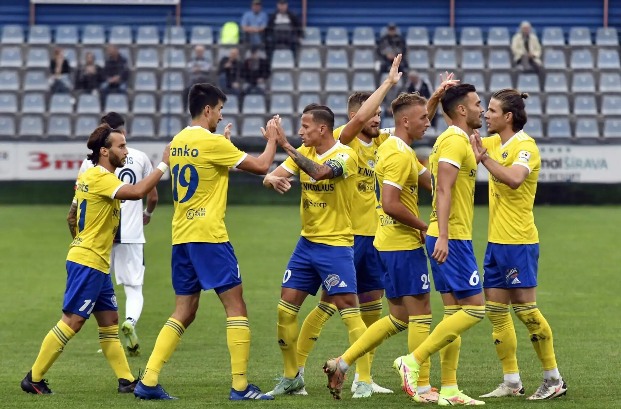 Na snímke hráči MFK Zemplín Michalovce oslavujú gól