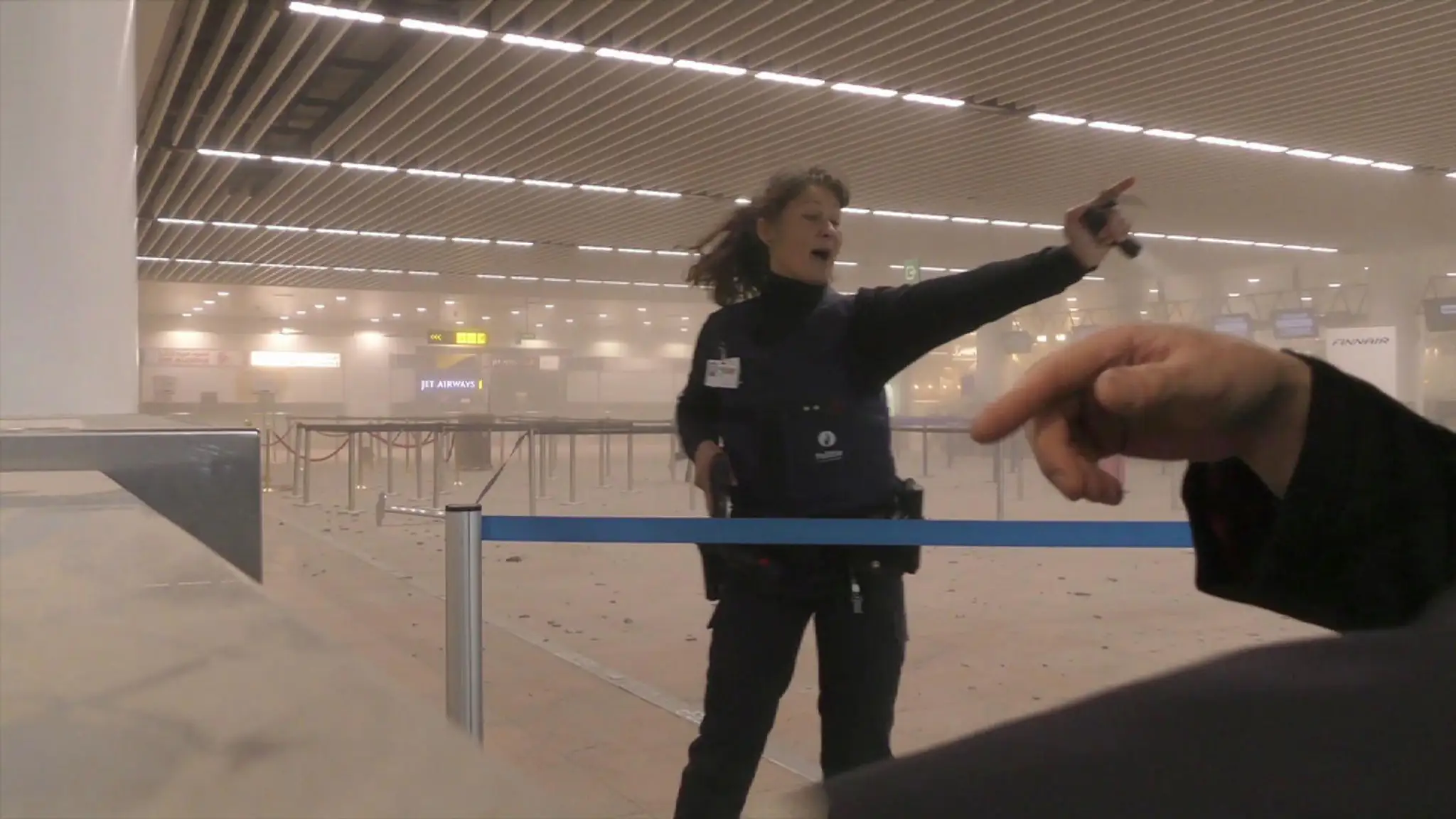 Cestujúci Ralph Usbeck zachytil policajtku, ktorá po výbuchu na letisku Zaventem usmerňuje cestujúcich.