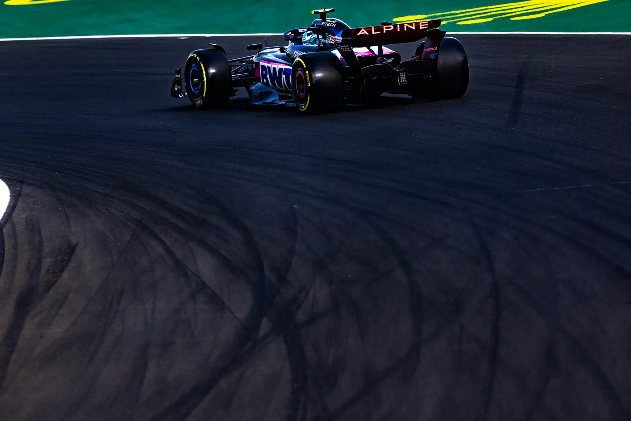 Pierre Gasly na trati v Maďarsku.