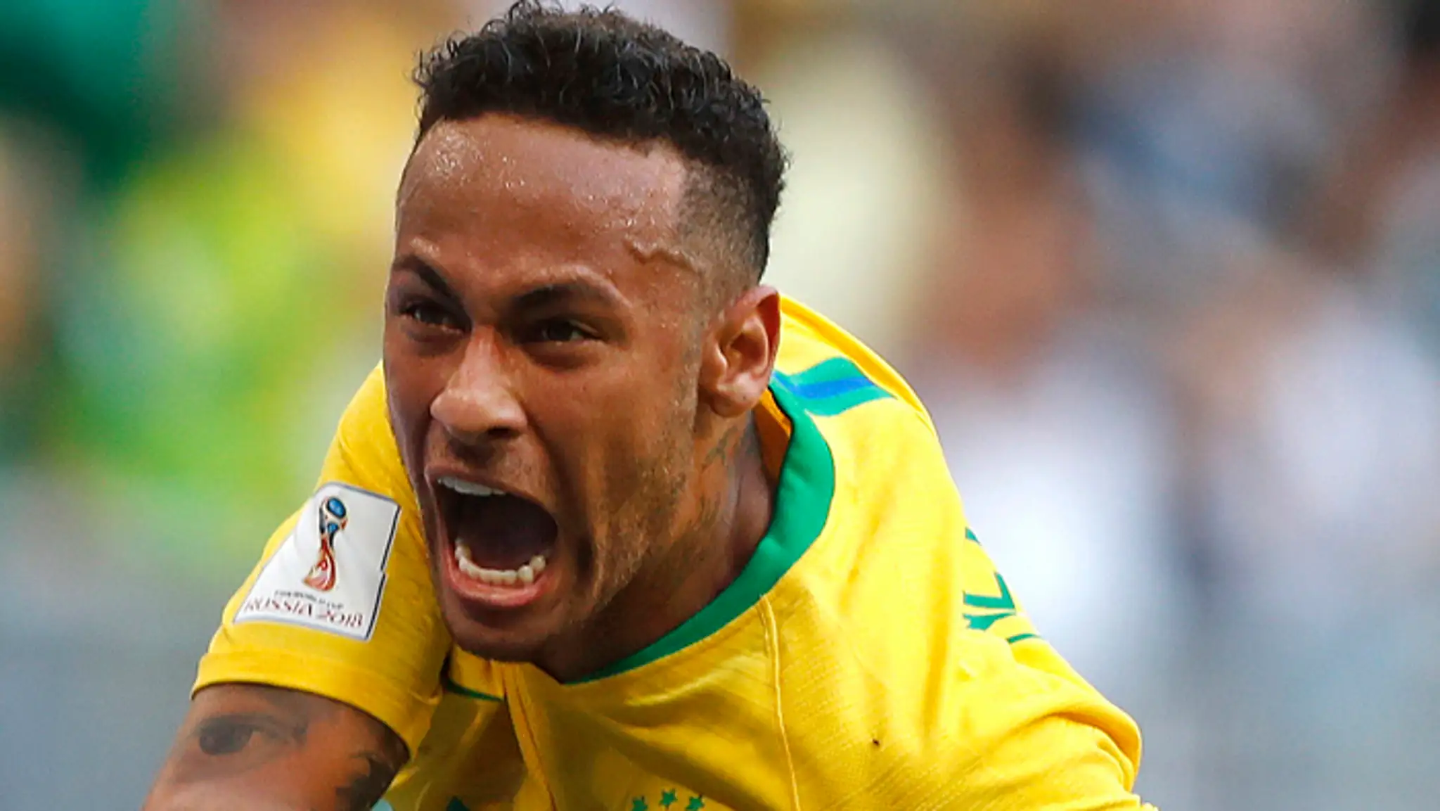 Brazílsky hráč Neymar sa teší po góle do mexickej siete.