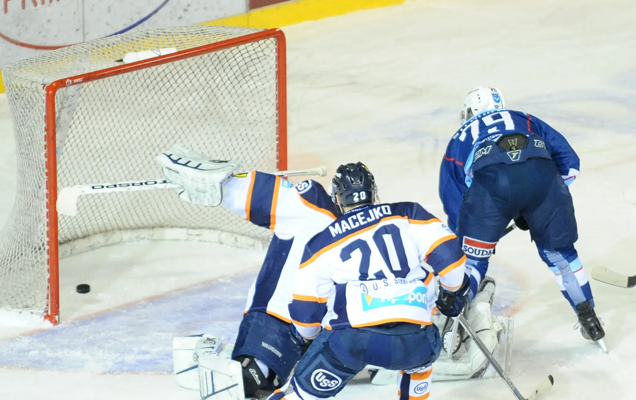 Petr Stloukal z Nitry dáva prvý gól v 39. kole hokejovej Tipsport Ligy medzi HK Nitra a HC Košice 15. januára 2016 v Nitre.