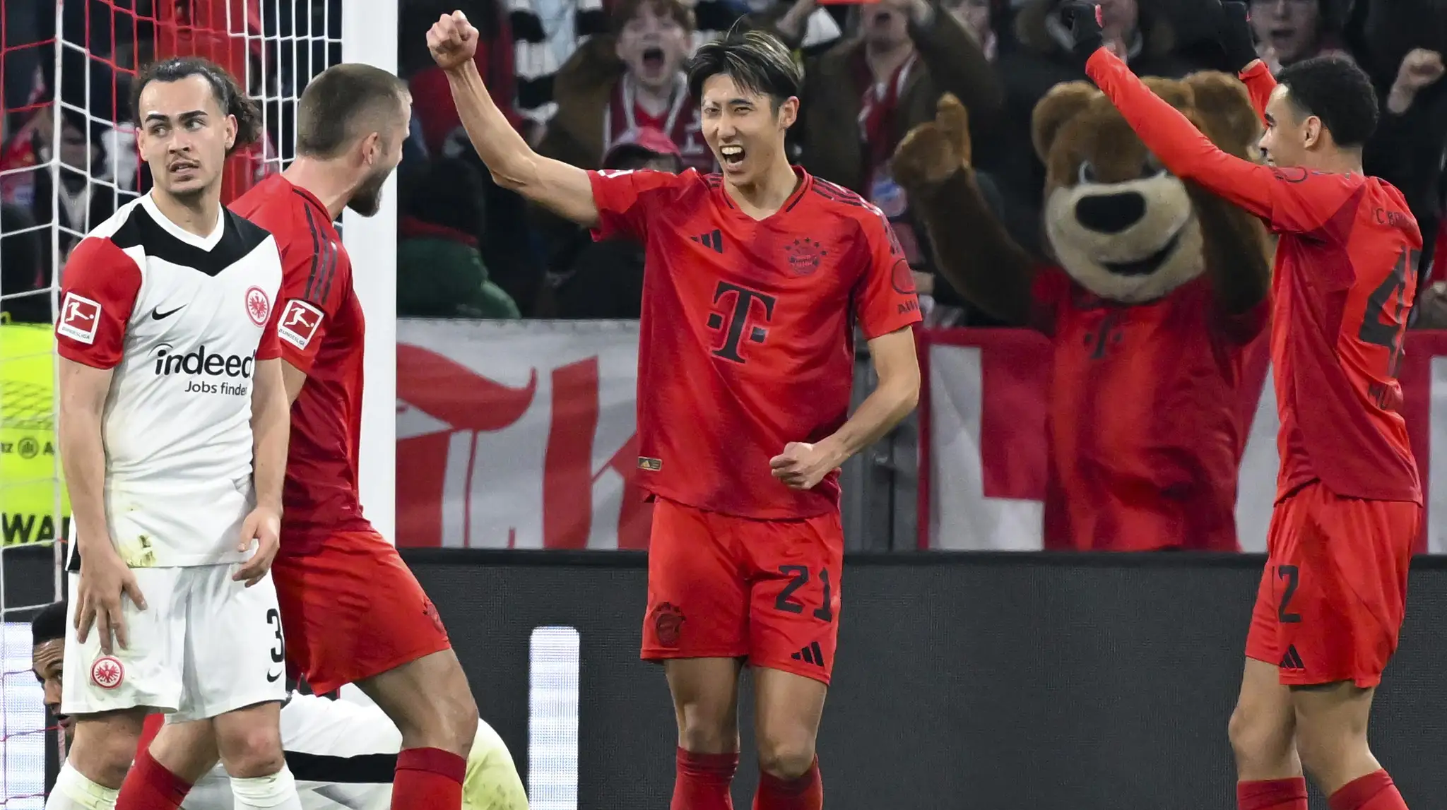 Hiraki Ito (uprostred) si v Bayerne otvoril strelecký účet.