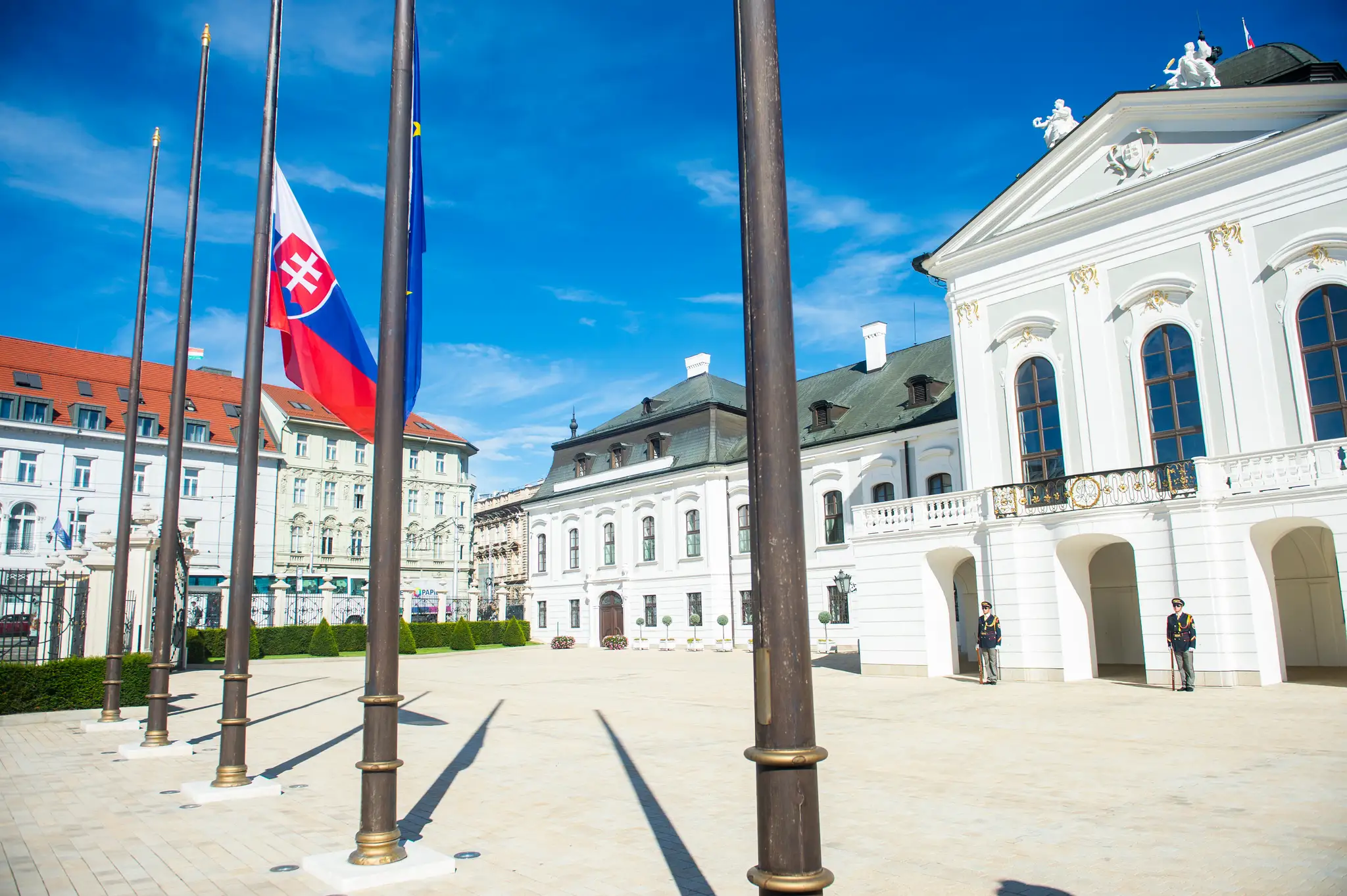 Vlajky pred Prezidentským palácom stiahnuté na pol žrde pre úmrtie Alžbety II.