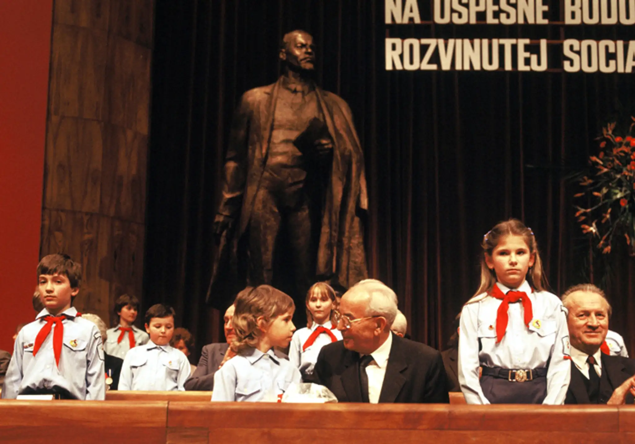 Iskričky a pionieri s prezidentom ČSSR pred zjazdom KSS (13. marca 1986)