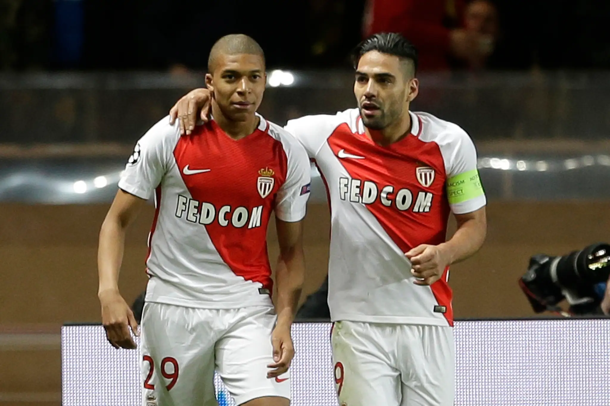 Kylian Mbappé (vľavo) a Radamel Falcao z Monaca sa tešia po góle v odvete štvrťfinále LM proti Dortmundu.