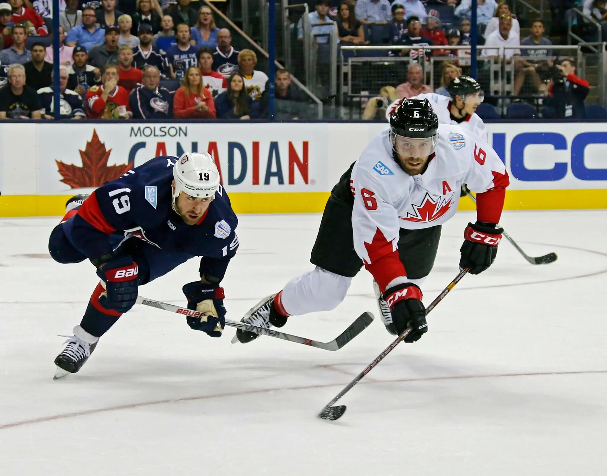 Američan Brandon Dubinsky a Kanaďan Drew Doughty v súboji o puk.