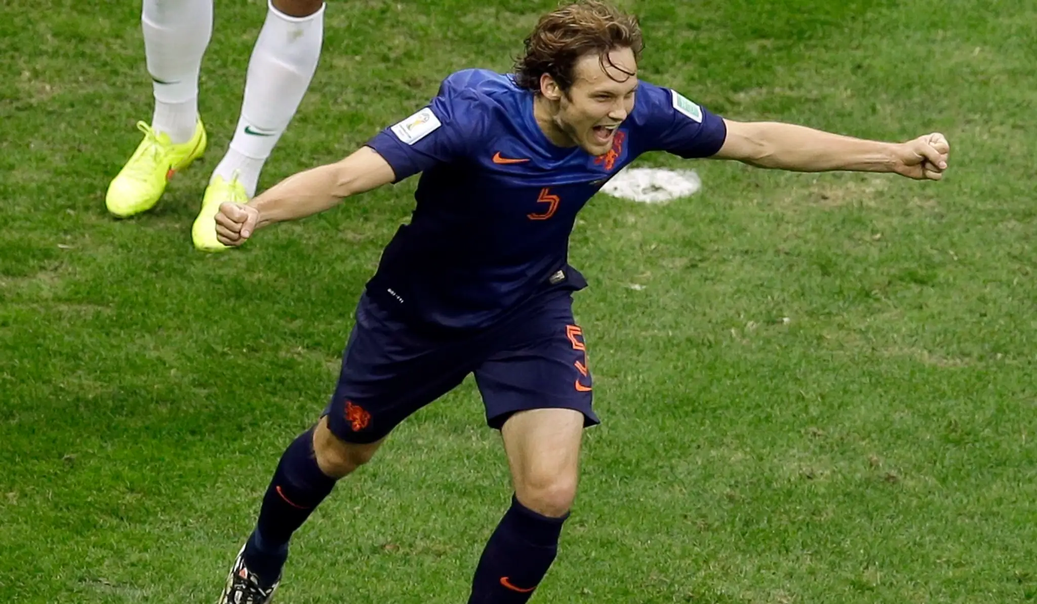 Holandský obranca Daley Blind oslavuje svoj gól v zápase o 3. miesto na MS V Brazílii.