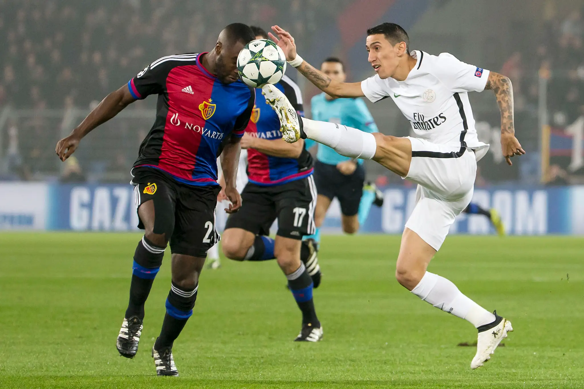 Eder Balanta (Bazilej) v súboji o loptu s Angelom di Mariom (PSG).