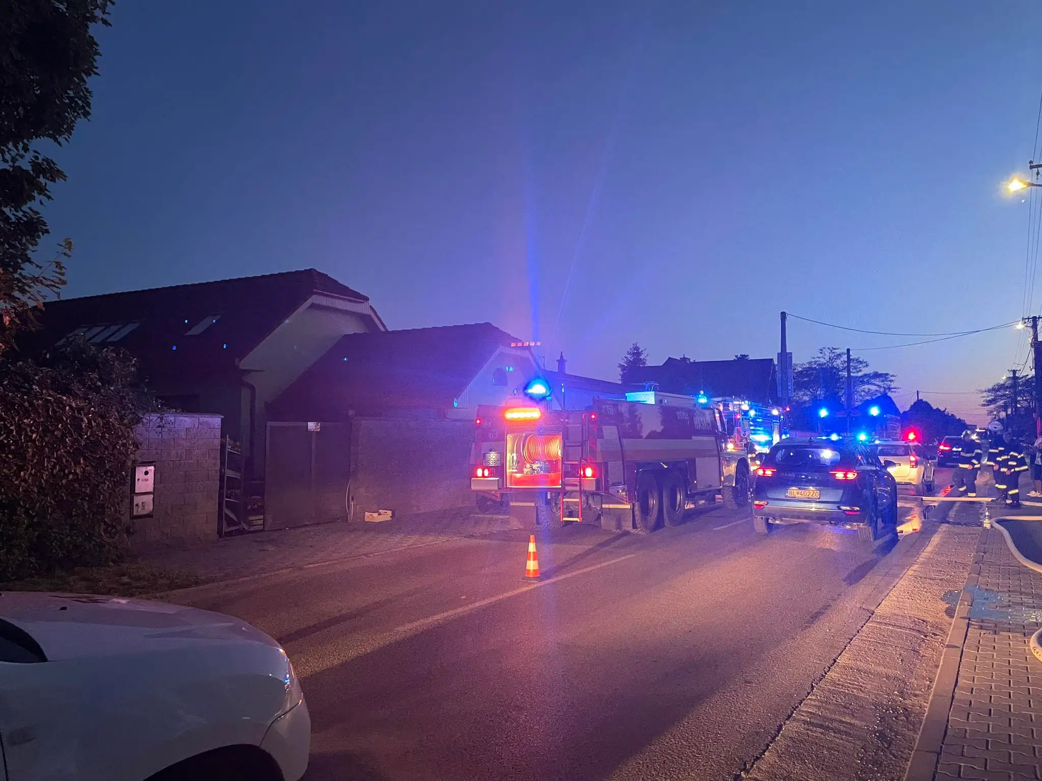 Záchranné zložky na mieste udalosti.