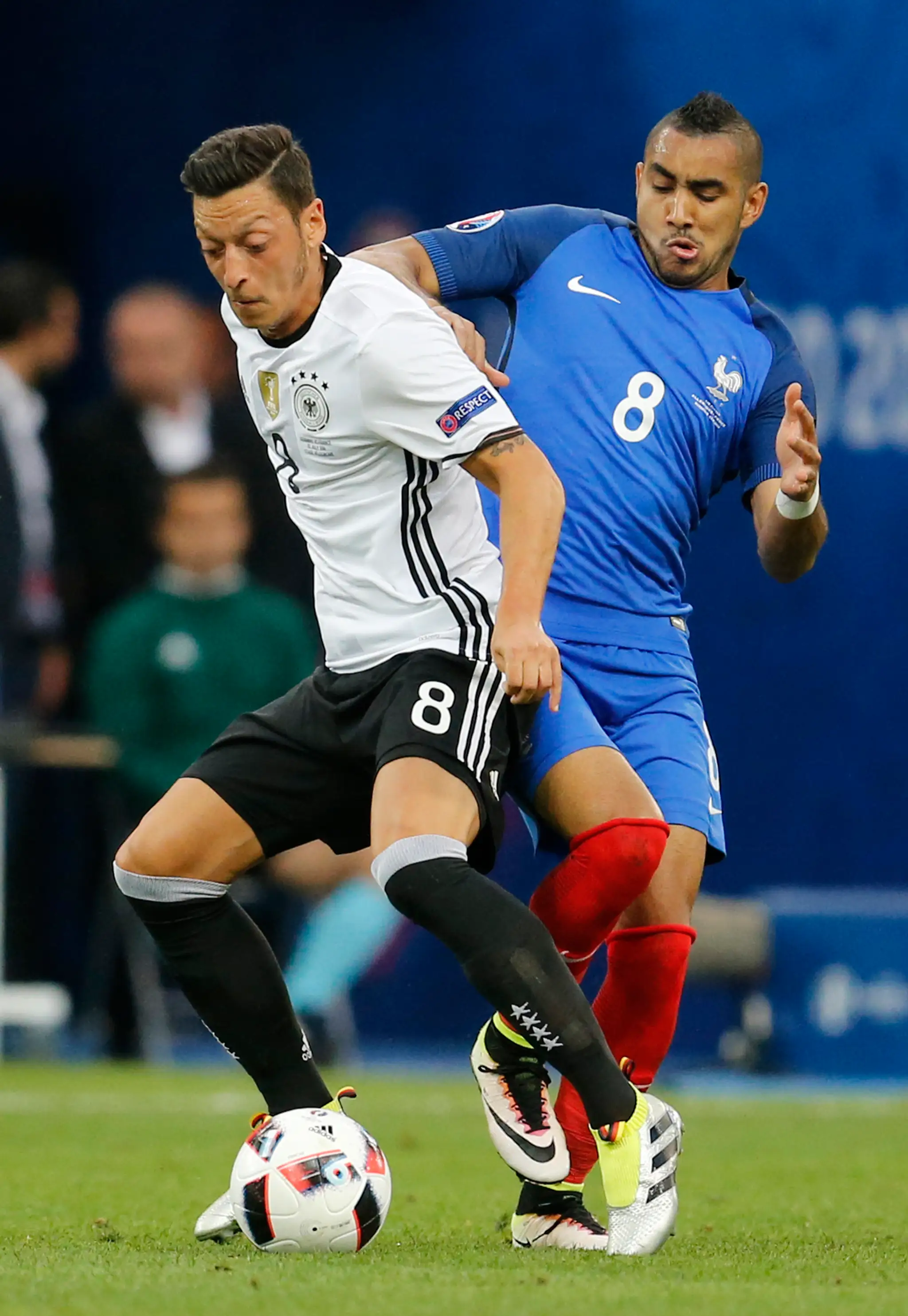 Dimitri Payet (vpravo) z Francúzska a Nemec Mesut Özil v súboji o loptu v semifinále ME.