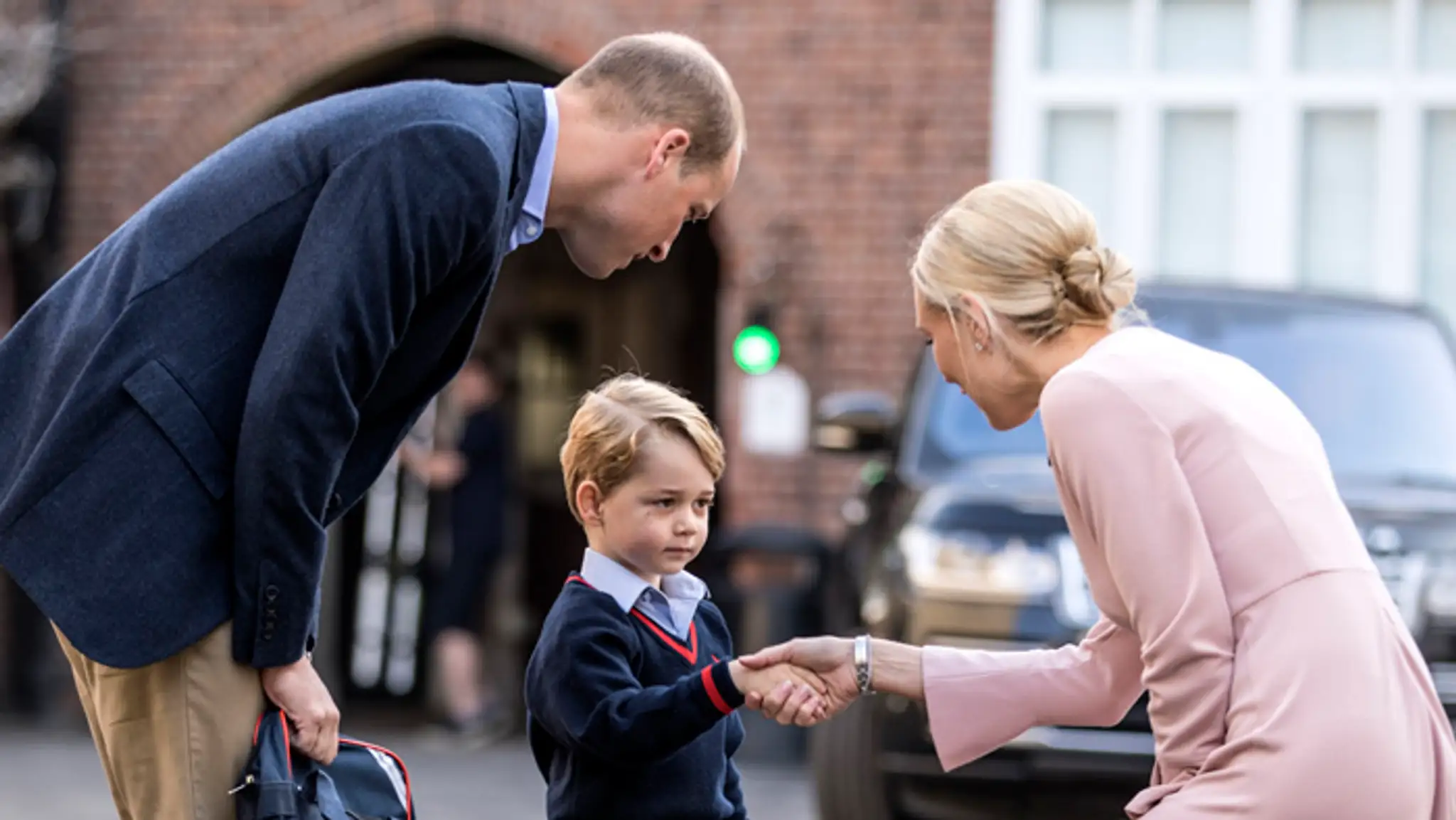 Princ George šiel prvýkrát do školy bez mamy. Kate Middleton musela ostať doma