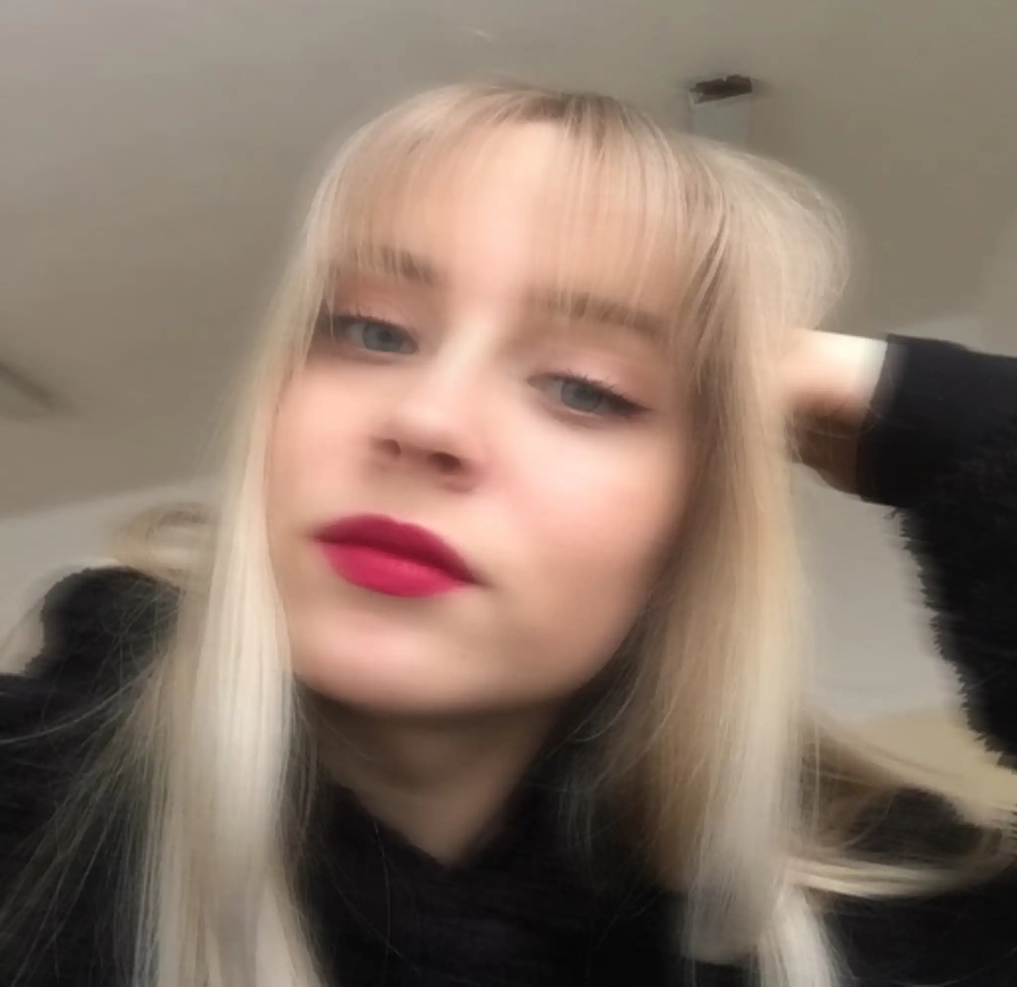 Dnes má Laura nový imidž, nosí ofinu.