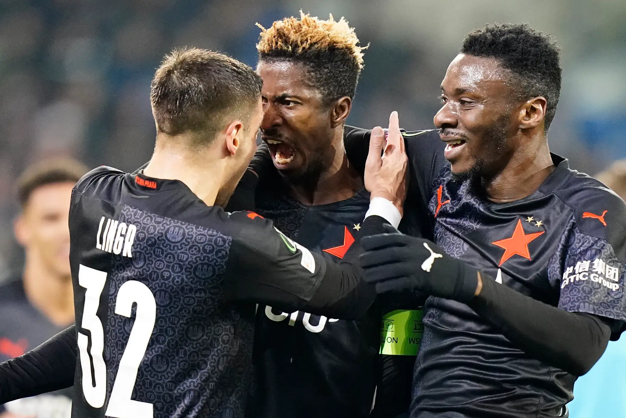 Hráči Slavie Praha oslavujú gól.