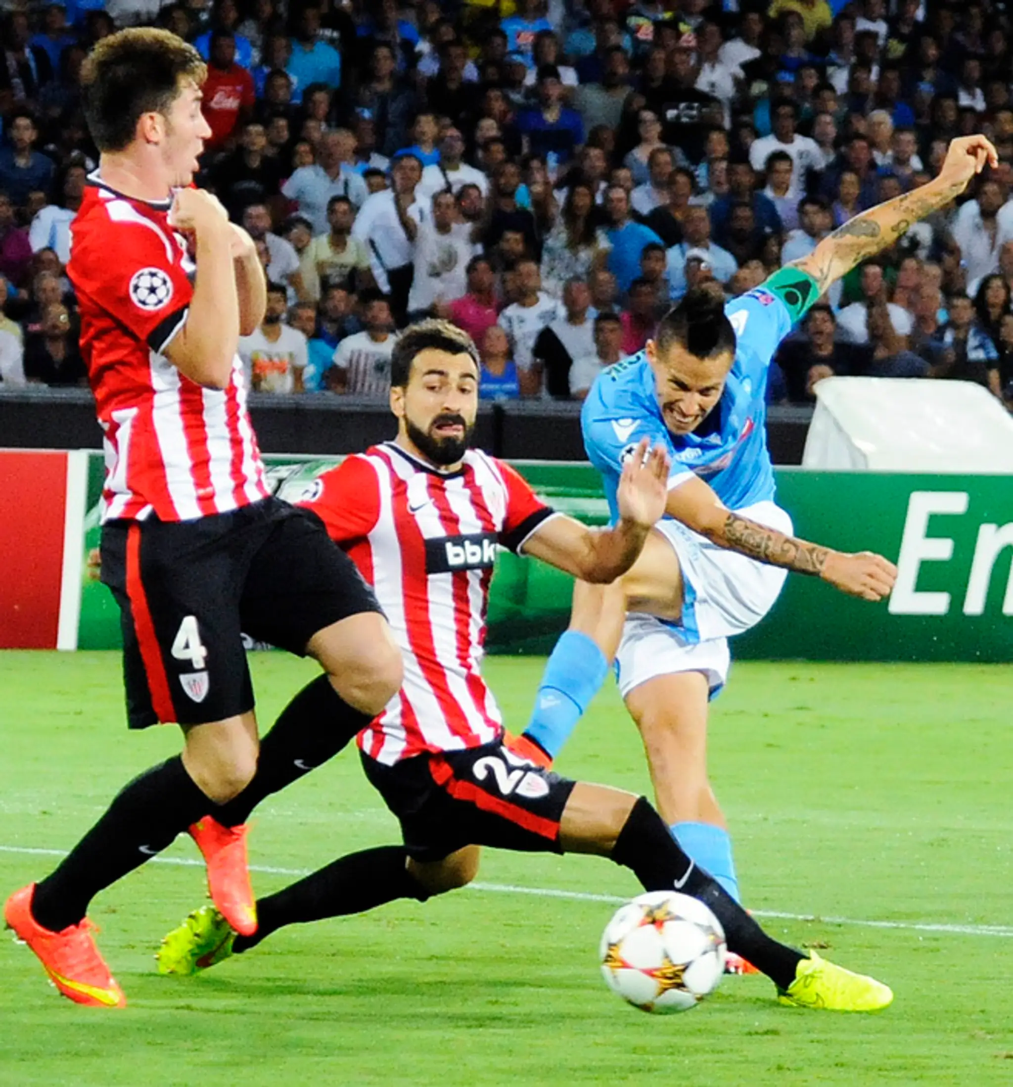 Marek HamšíK (SSC Neapol) a hráči Athletic Bilbao Aymeric Laporte a Mikel Balenziaga (vľavo).