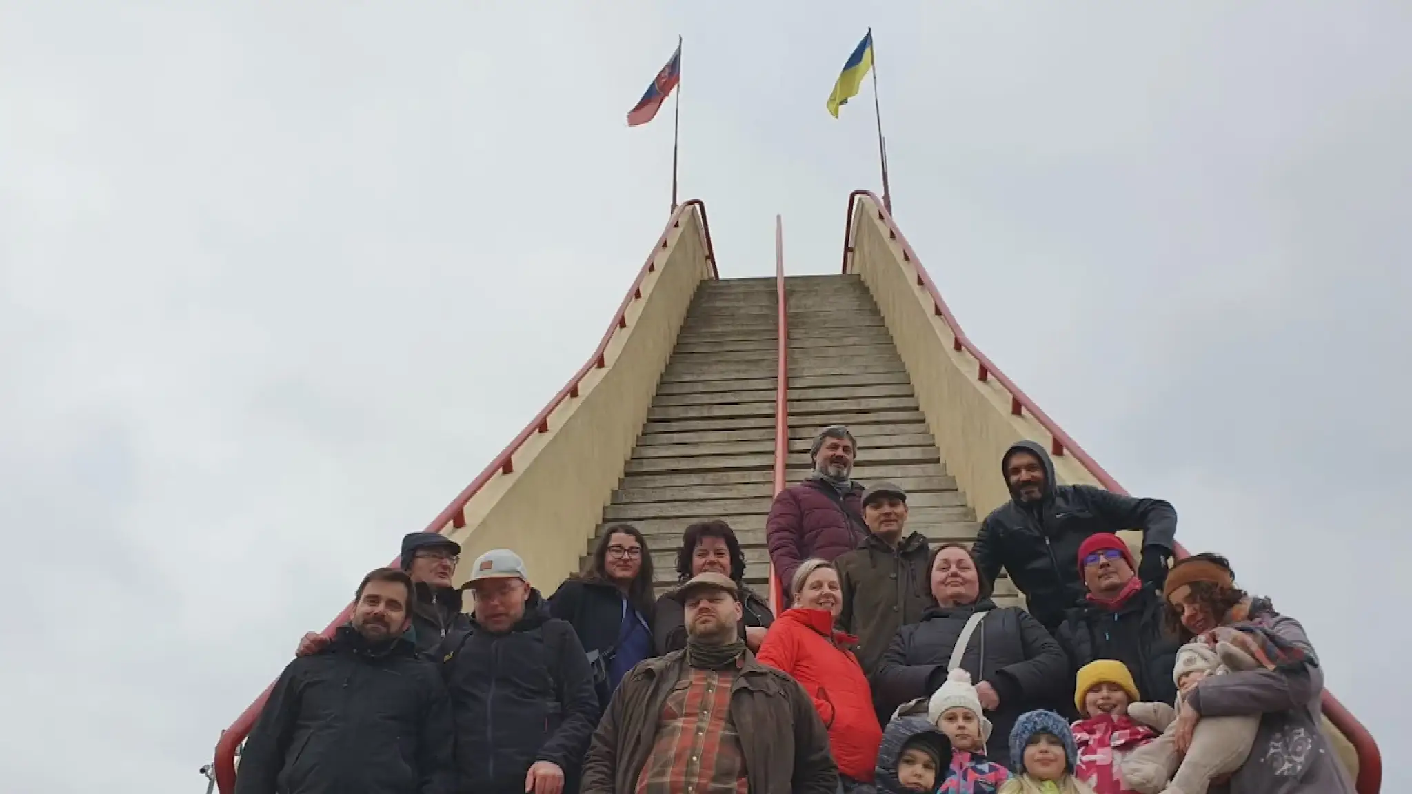 Vymenili sovietsku vlajku za ukrajinskú.