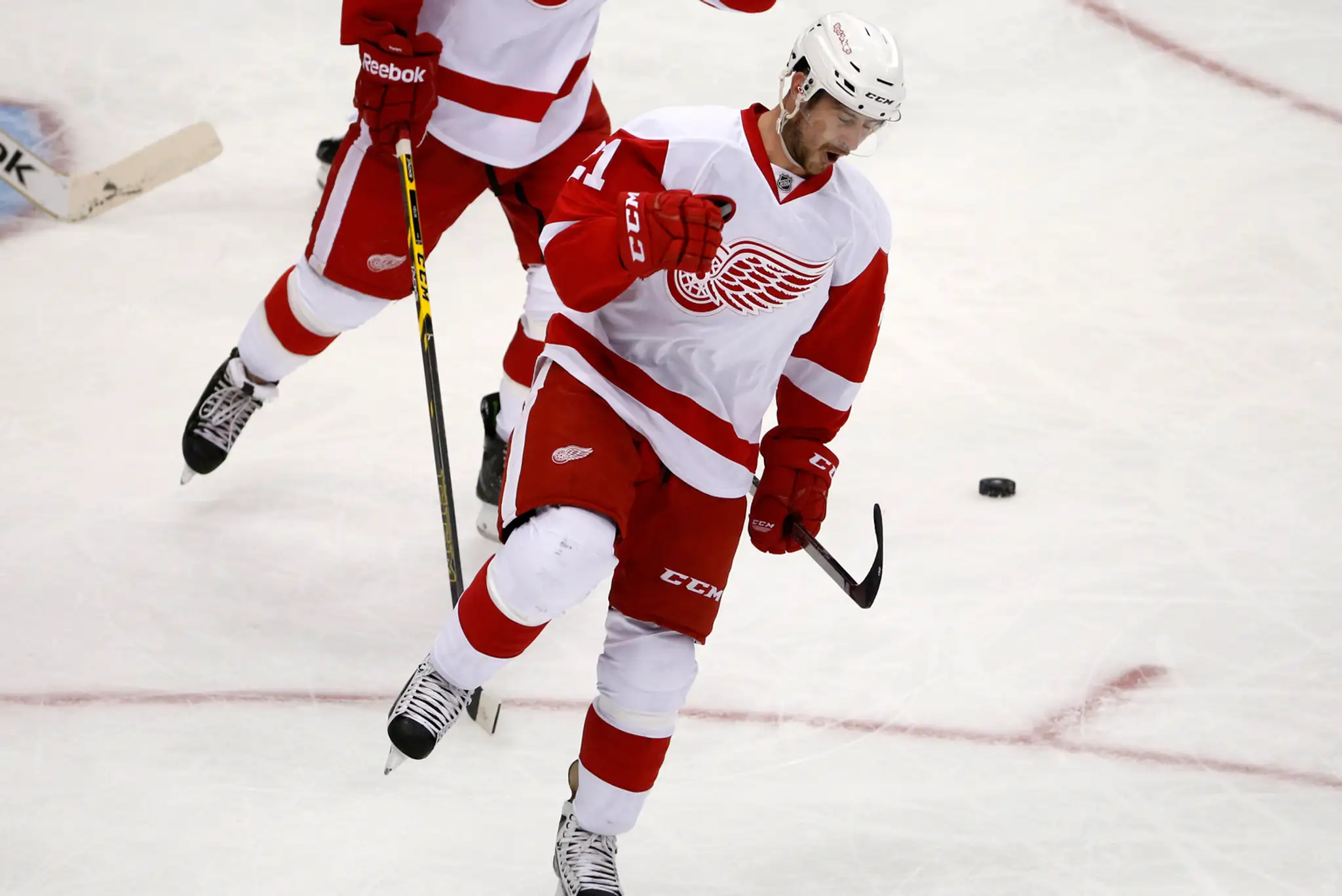 Tomáš Tatar sa teší z otváracieho gólu prípravného zápasu NHL Detroit - Pittsburgh.
