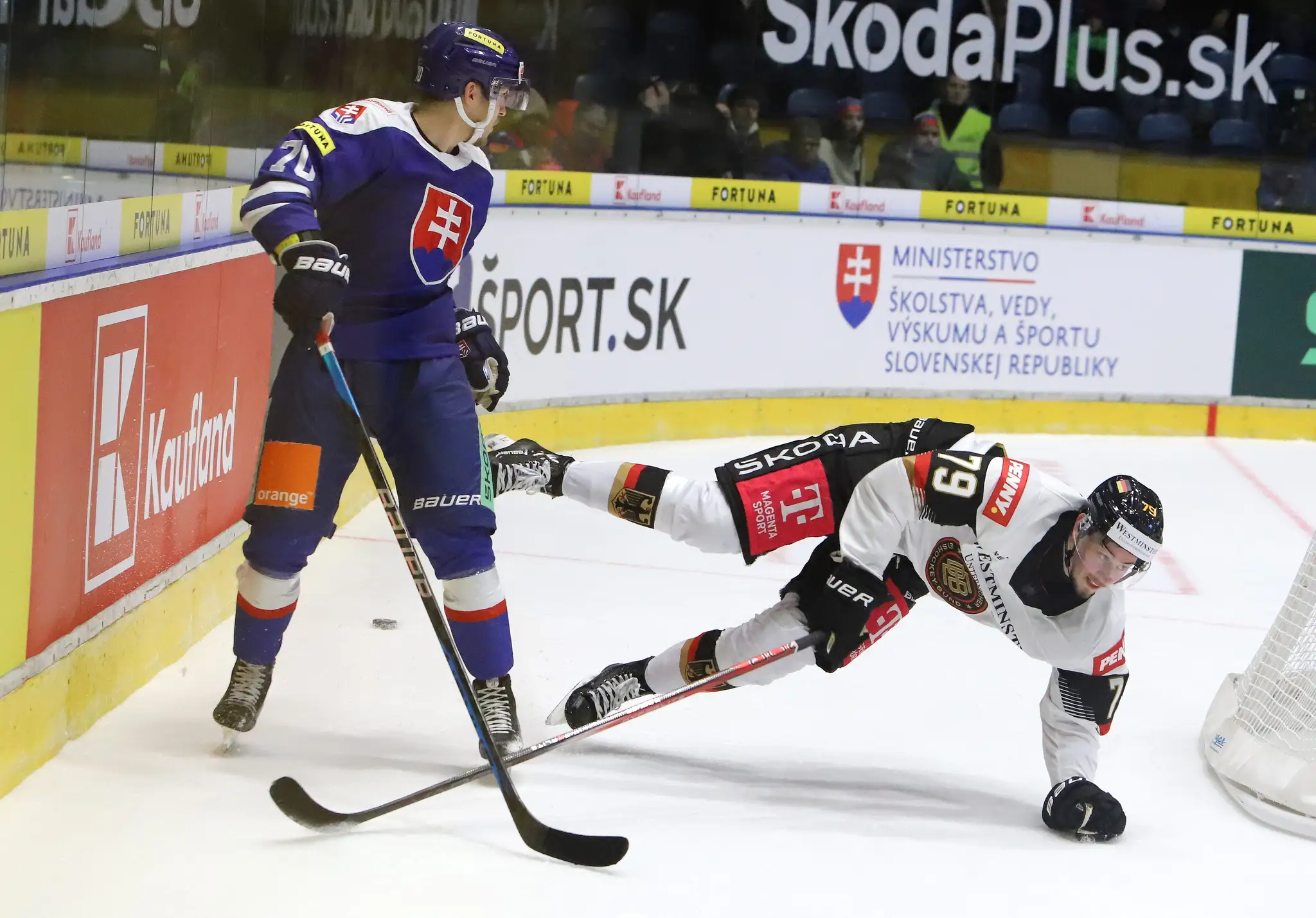  Adam Lukošik (Slovensko) a Philipp Preto (Nemecko) v prípravnom zápase Slovensko - Nemecko