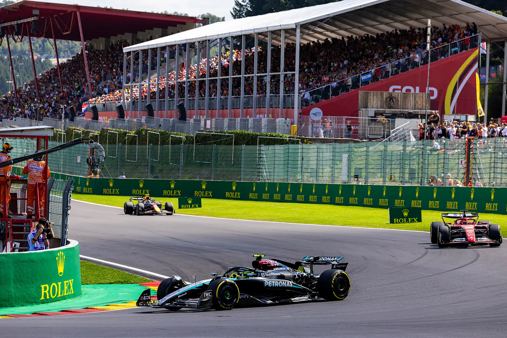 Lewis Hamilton z Mercedesu na trati v Belgicku.