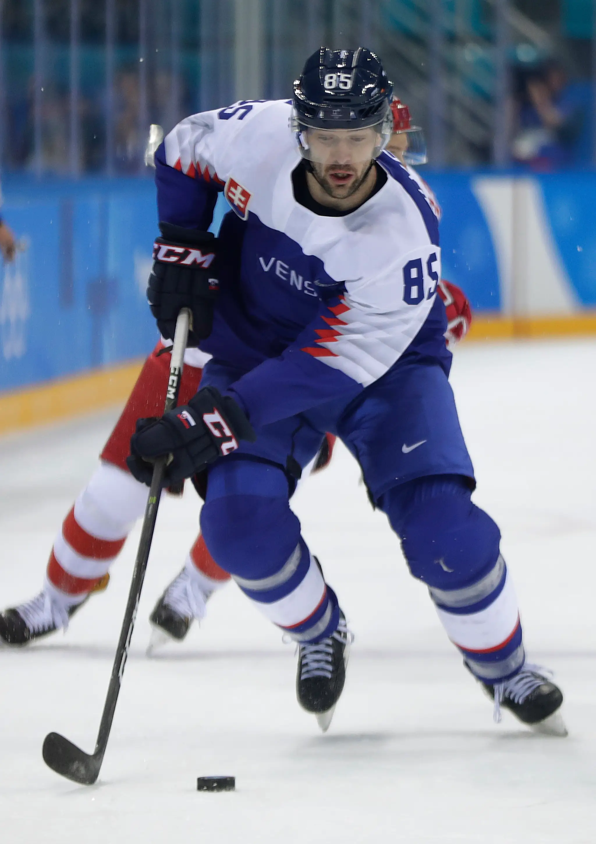 Martin Bakoš prekonáva brankára Olympionikov z Ruska Vasilija Košečkina na zápase ZOH 2018.