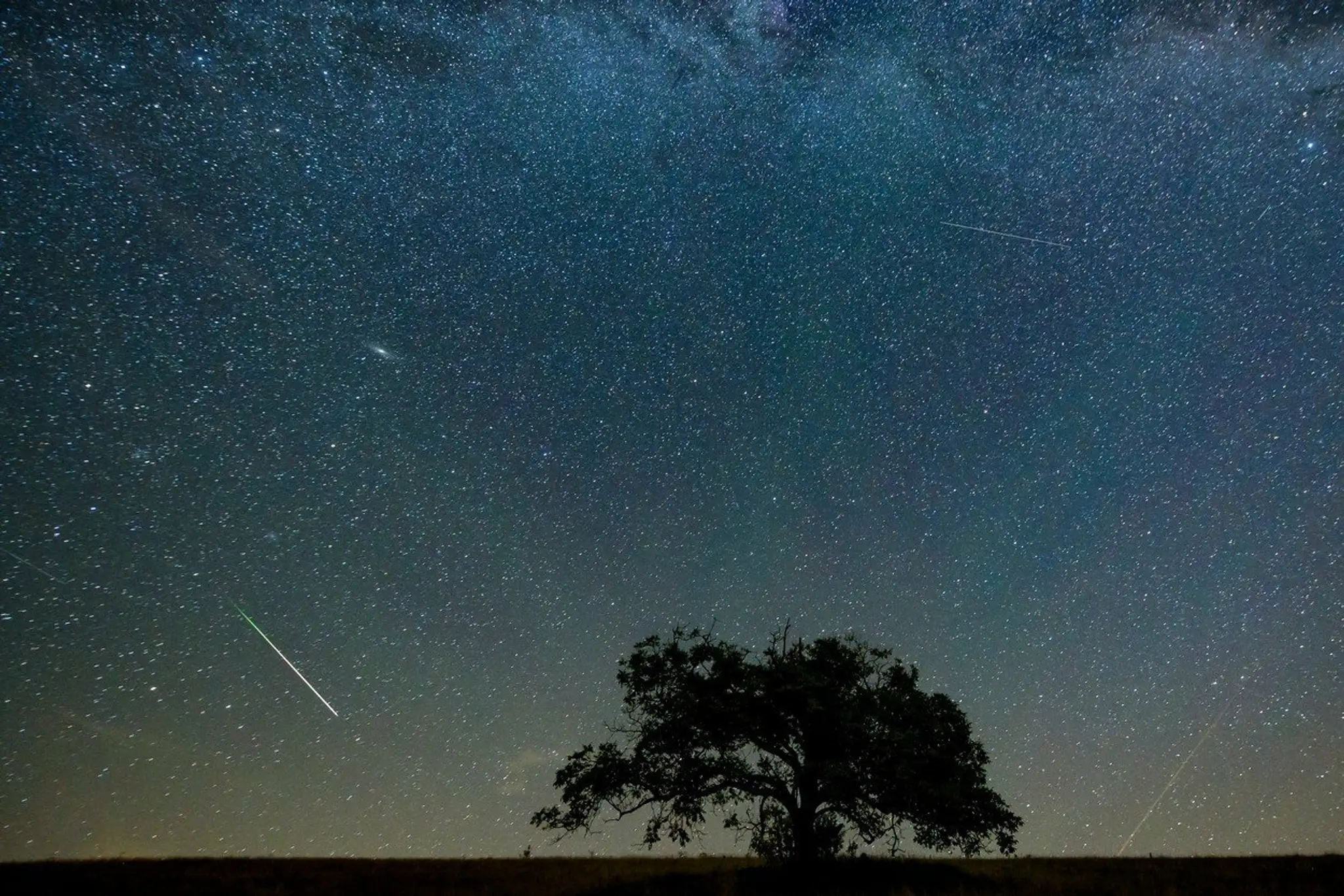 Meteorický roj nad obcou Hajnáčka.