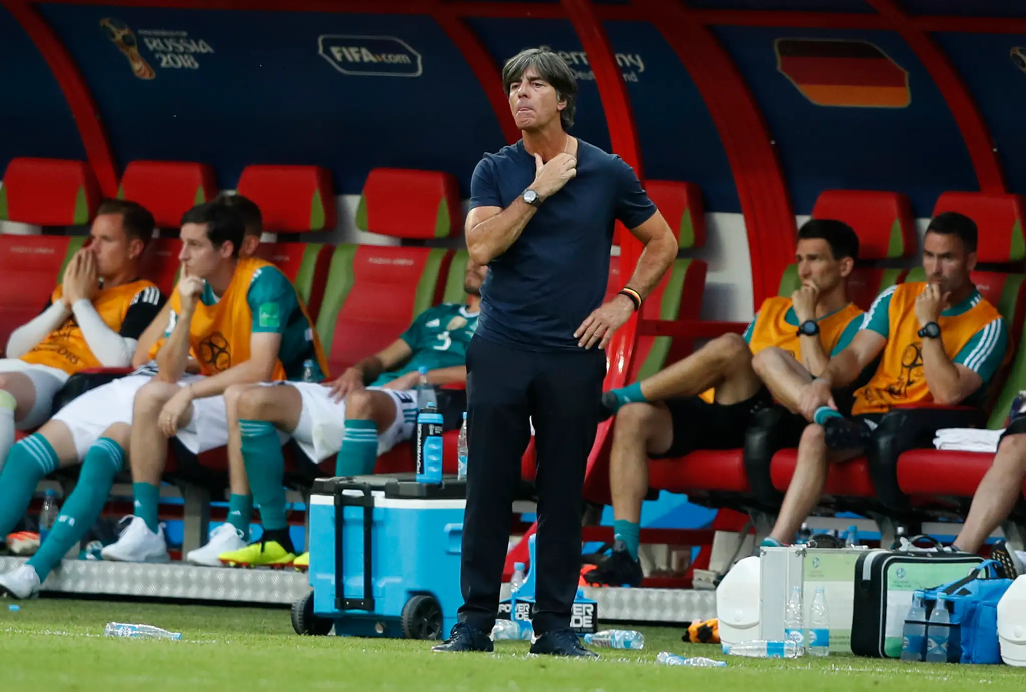 Tréner Nemecka Joachim Low na lavičke počas zápasu proti Kórejskej republike.