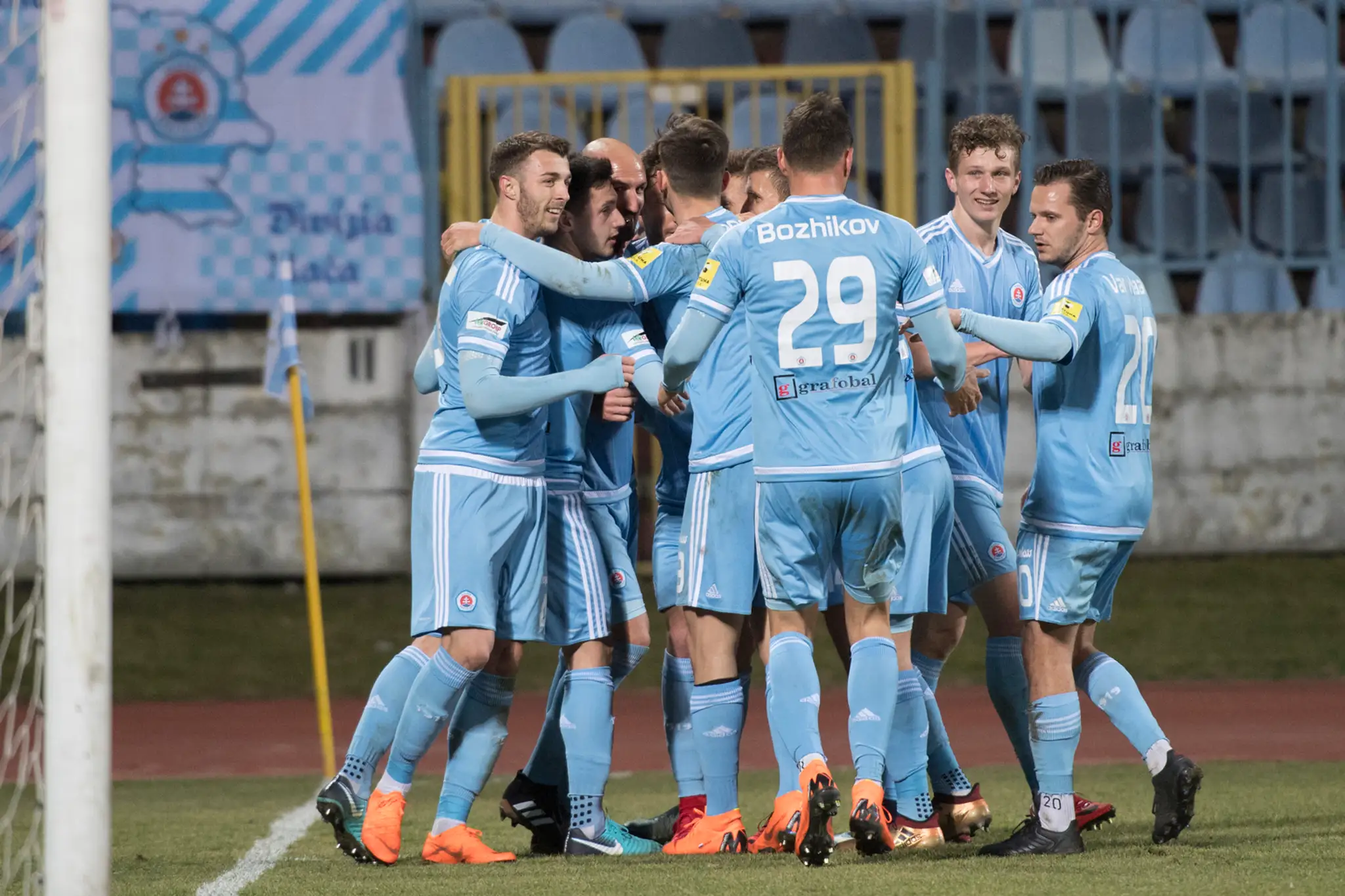 Radosť hráčov Slovana z gólu v pohári proti Liptovskému Mikulášu.
